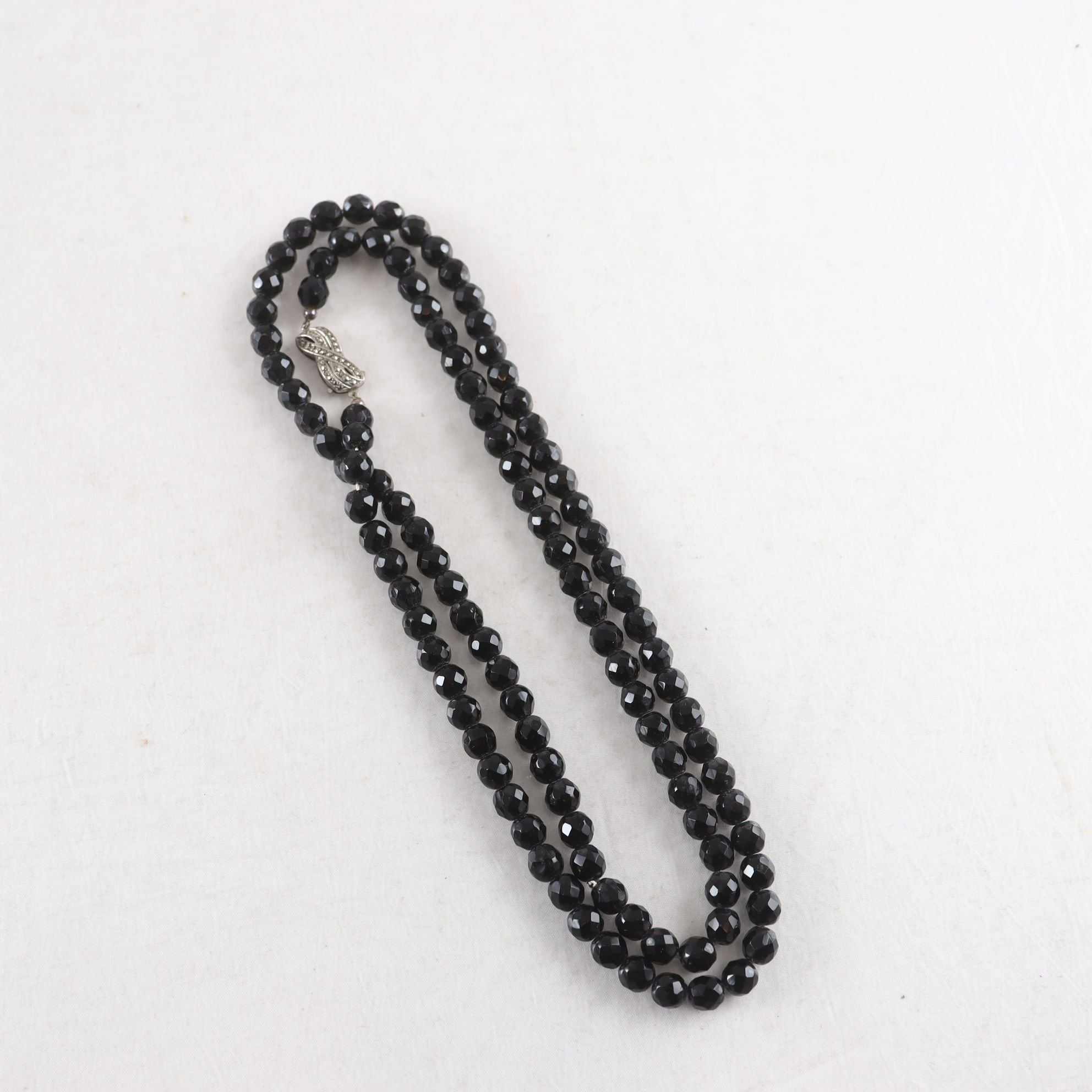 Halsband, Facetterade onyxpärlor, silverlås 925 med markasiter.