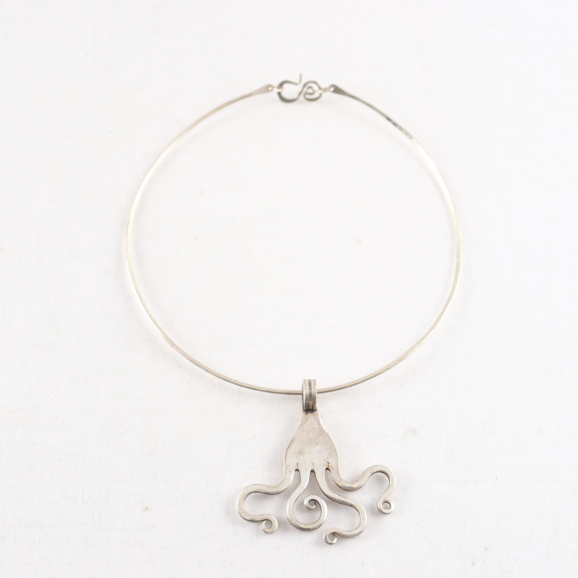 Halsring med hänge, Gaffelkonst, Bo Ekström, silver 925.