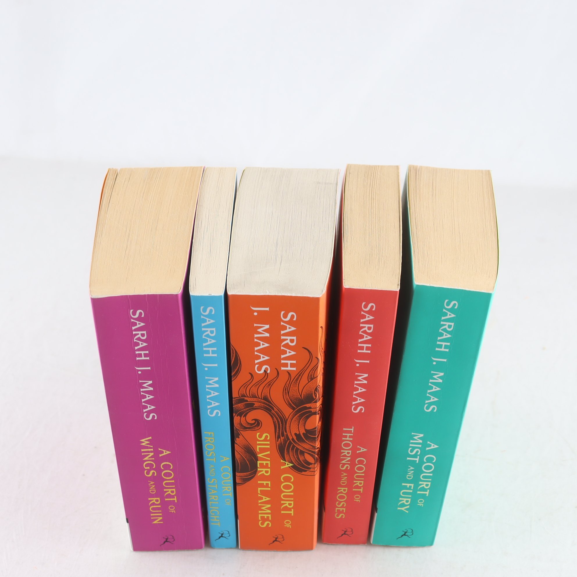 Sarah J. Maas, A Court of Thorns and Roses, 5 vol.