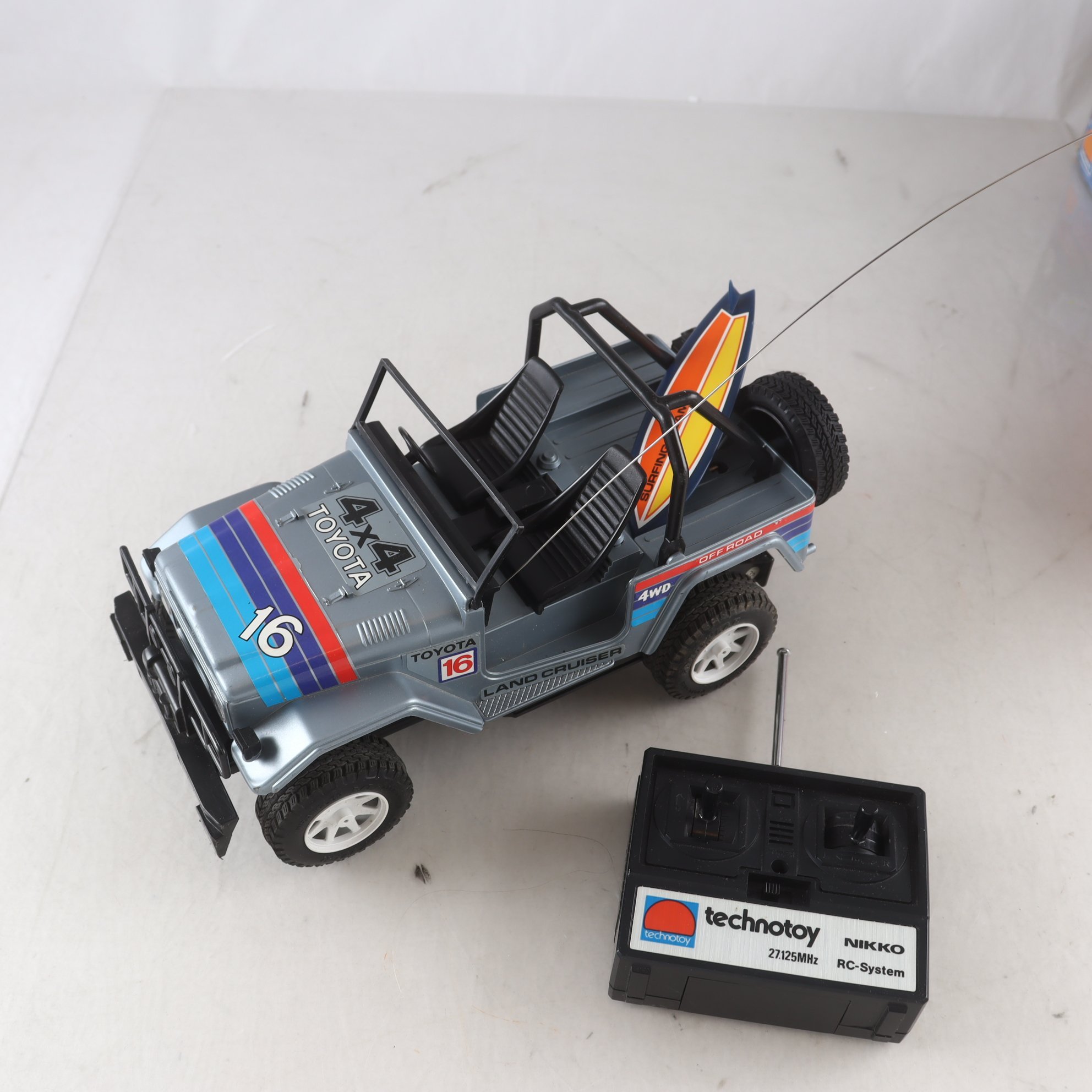 Radiostyrd bil, Nikko-allrad jeep. Repobjekt. Samfraktas ej.