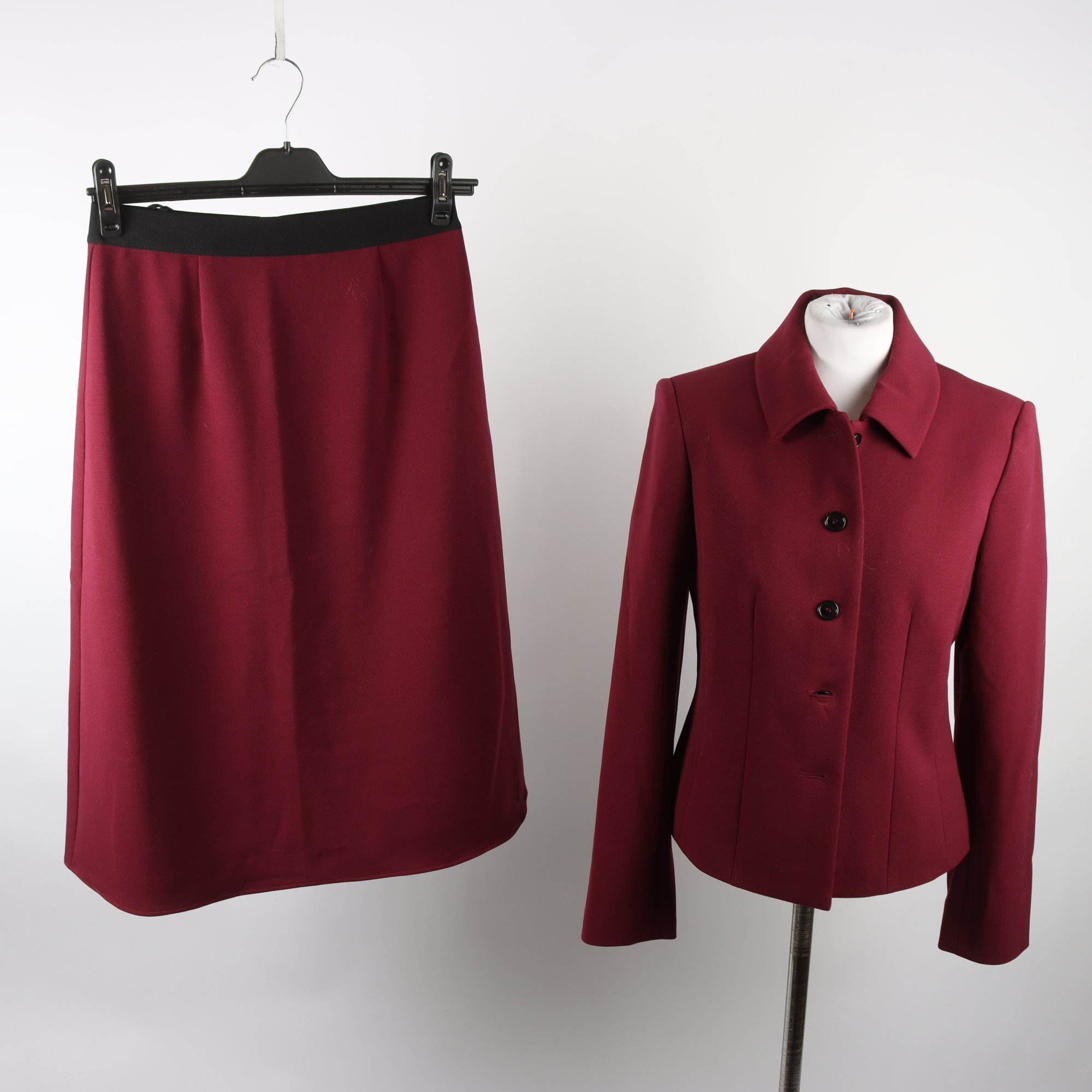 Kavaj+kjol, Camilla Thulin, vinröd, stl. 38/40.