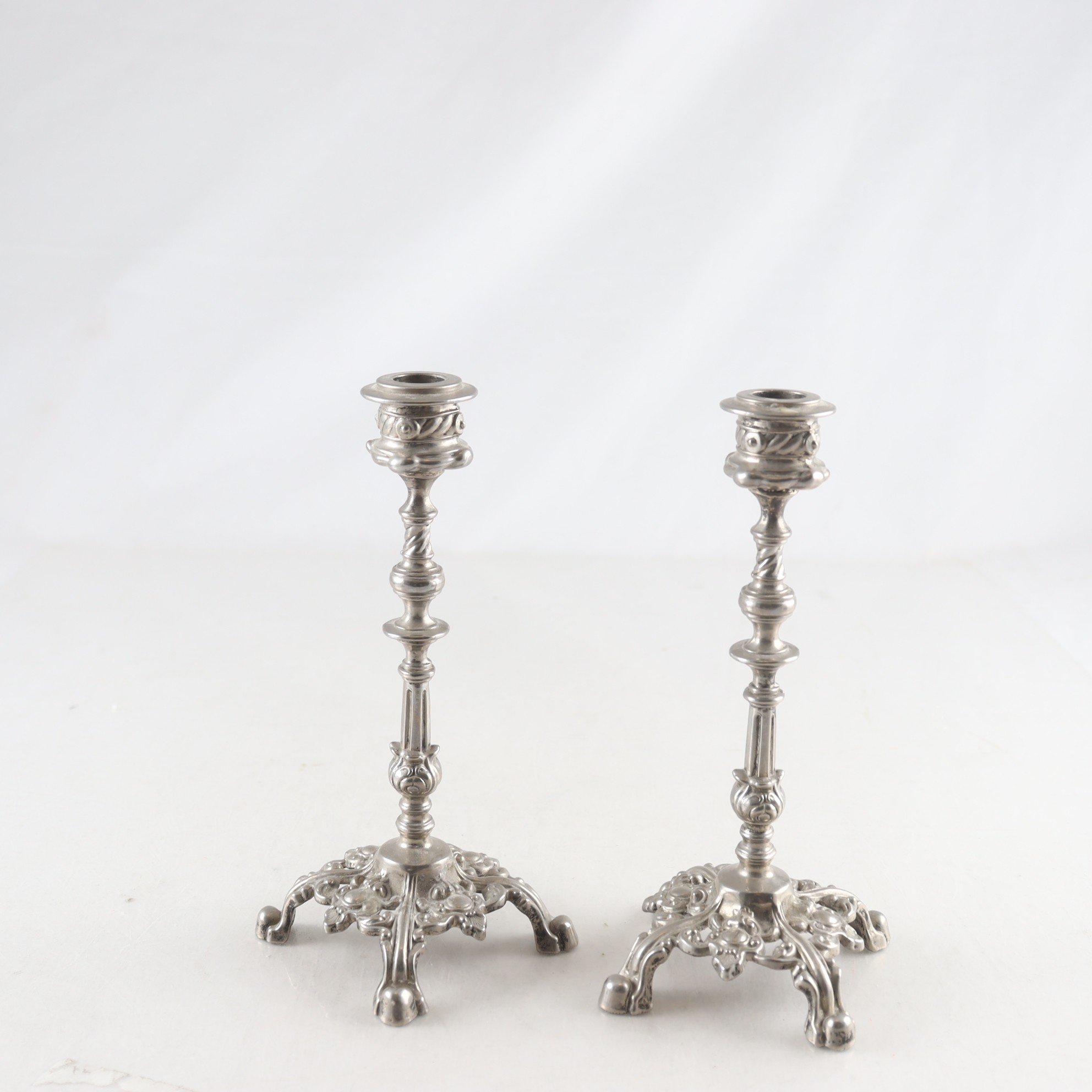 Ljusstakar, SN metall, barockinspirerade.