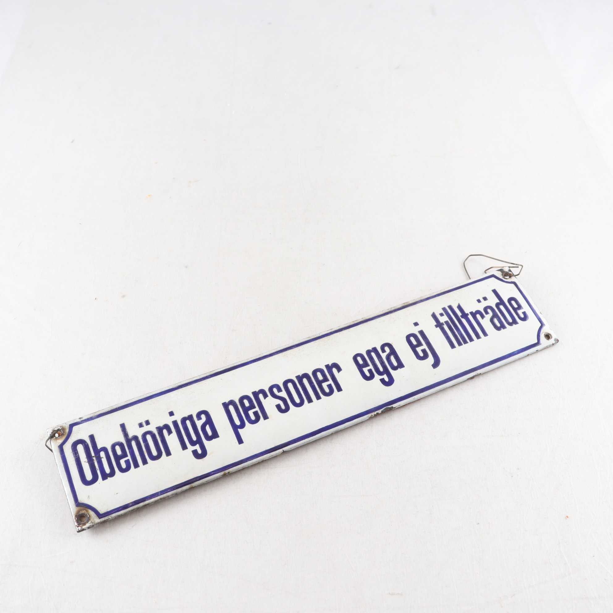 Emaljskylt, ”Obehöriga personer ega ej tillträde”