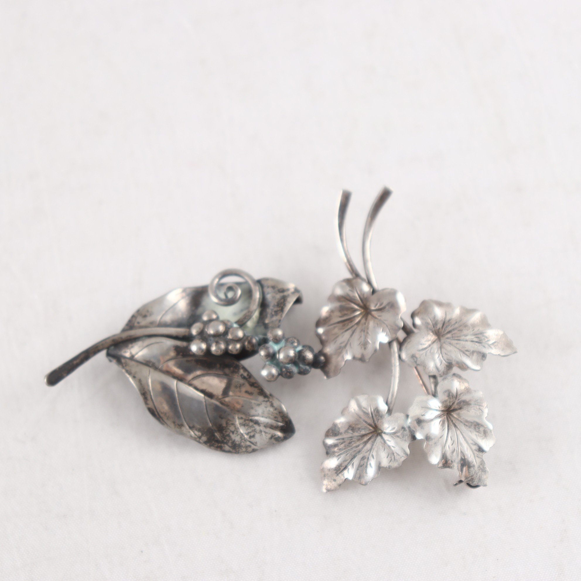 Broscher, silver, växtmotiv. Vikt: 13,8 g