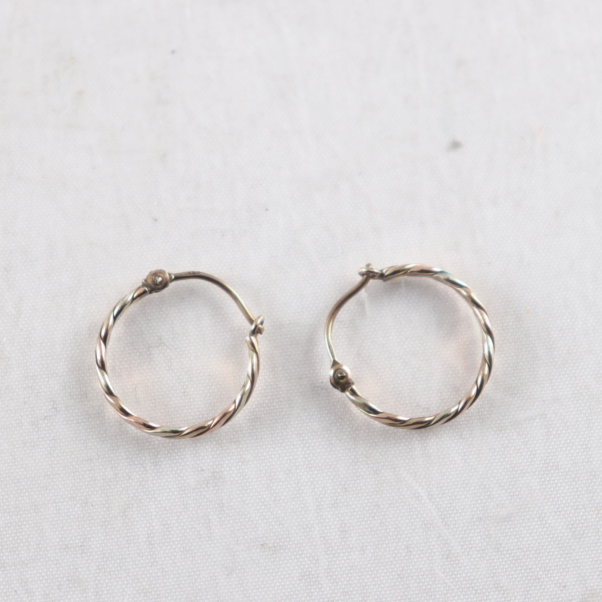 Örhängen, ringar, hoops, guld 8k, vikt: 1,8 g