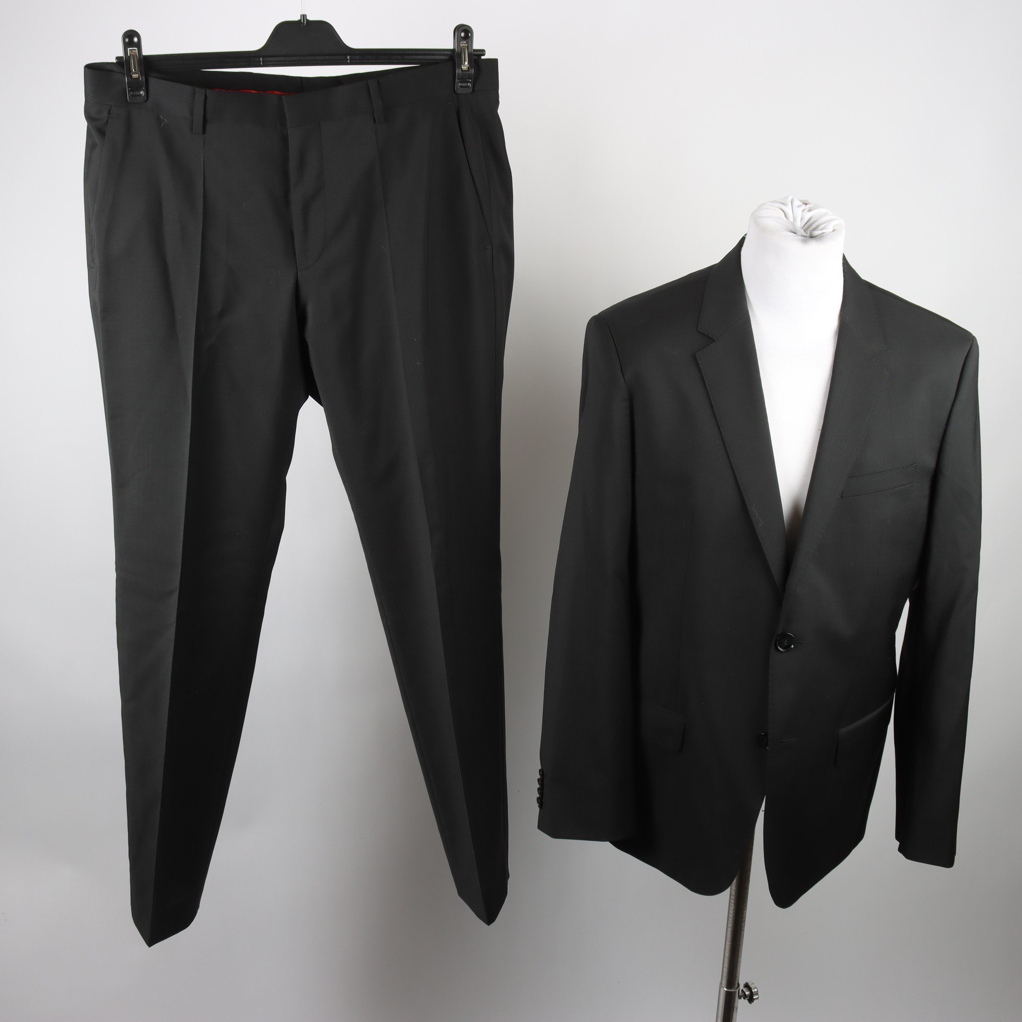 Kostym, Hugo Boss, svart, stl. kavaj 52 , byxor 50