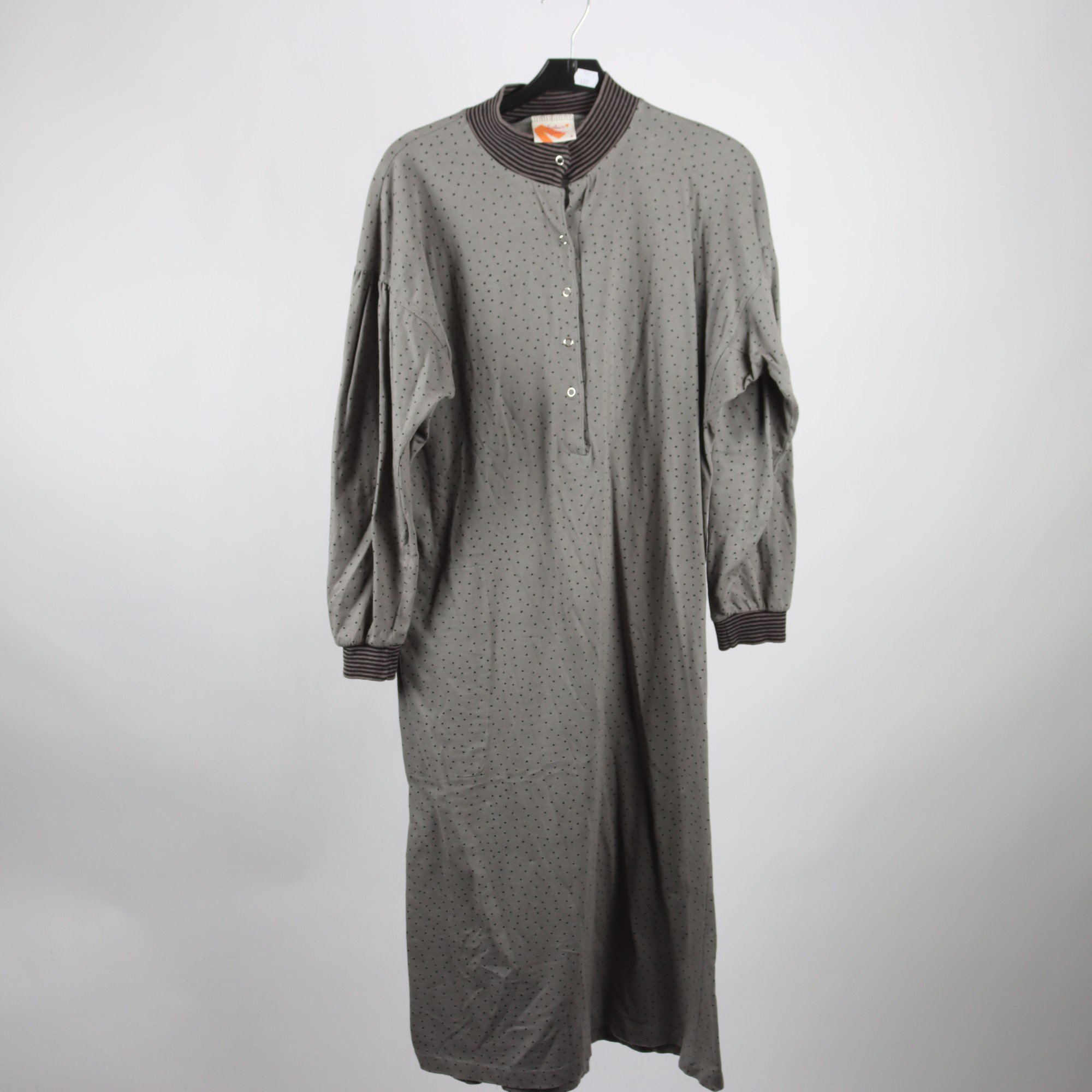 Sovplagg, Gudrun Sjödèn, grå, prickig, stl. S