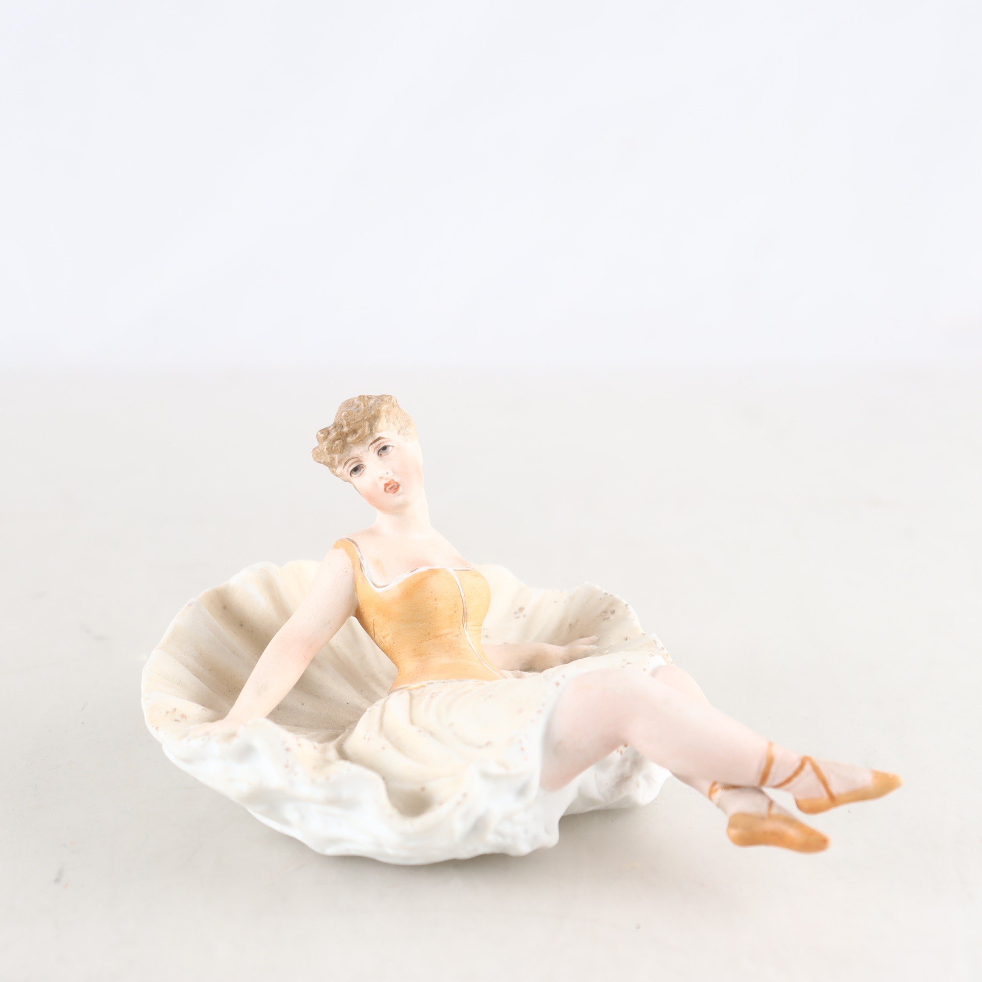 Figurin, sittande ballerina, biskviporslin, tidigt 1900-tal