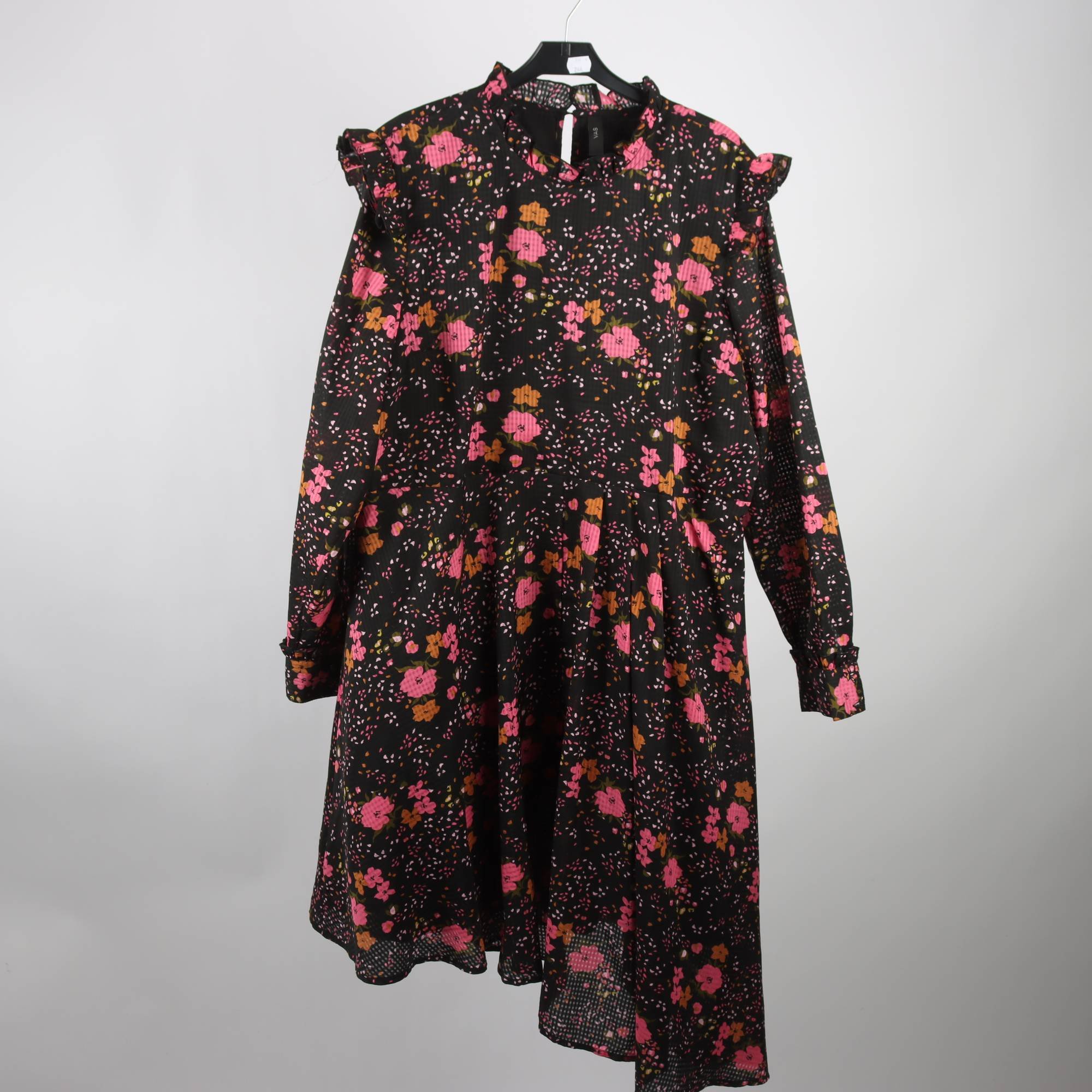 Klänning, Y.A.S, svart, blommig, stl. XL