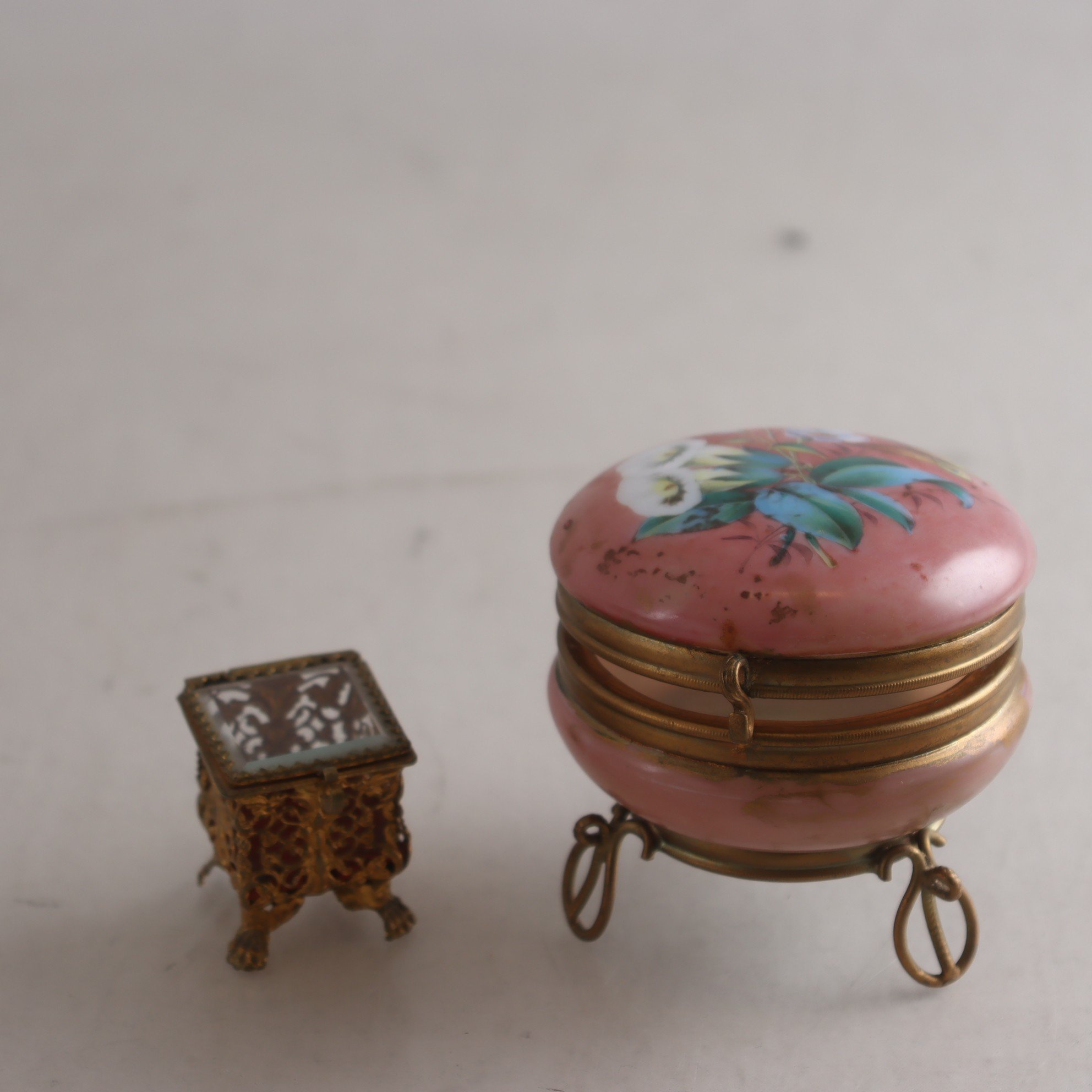 Bonbonjär, opalinglas, mässing, och klockställ, glas, sekelskiftet