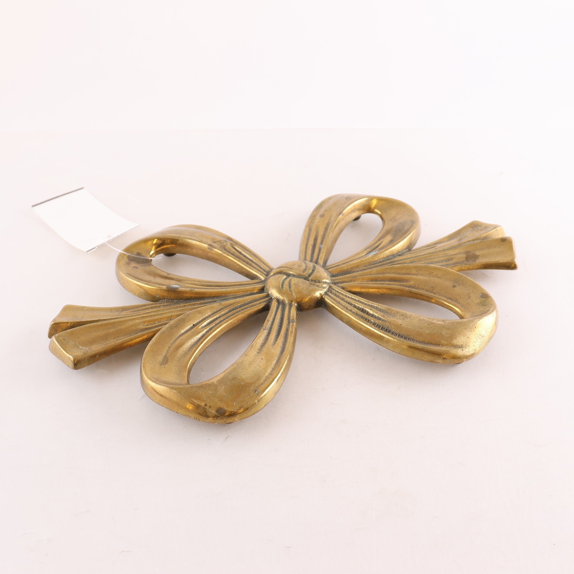 Grytunderlägg, Svenskt tenn, rosett, mässing