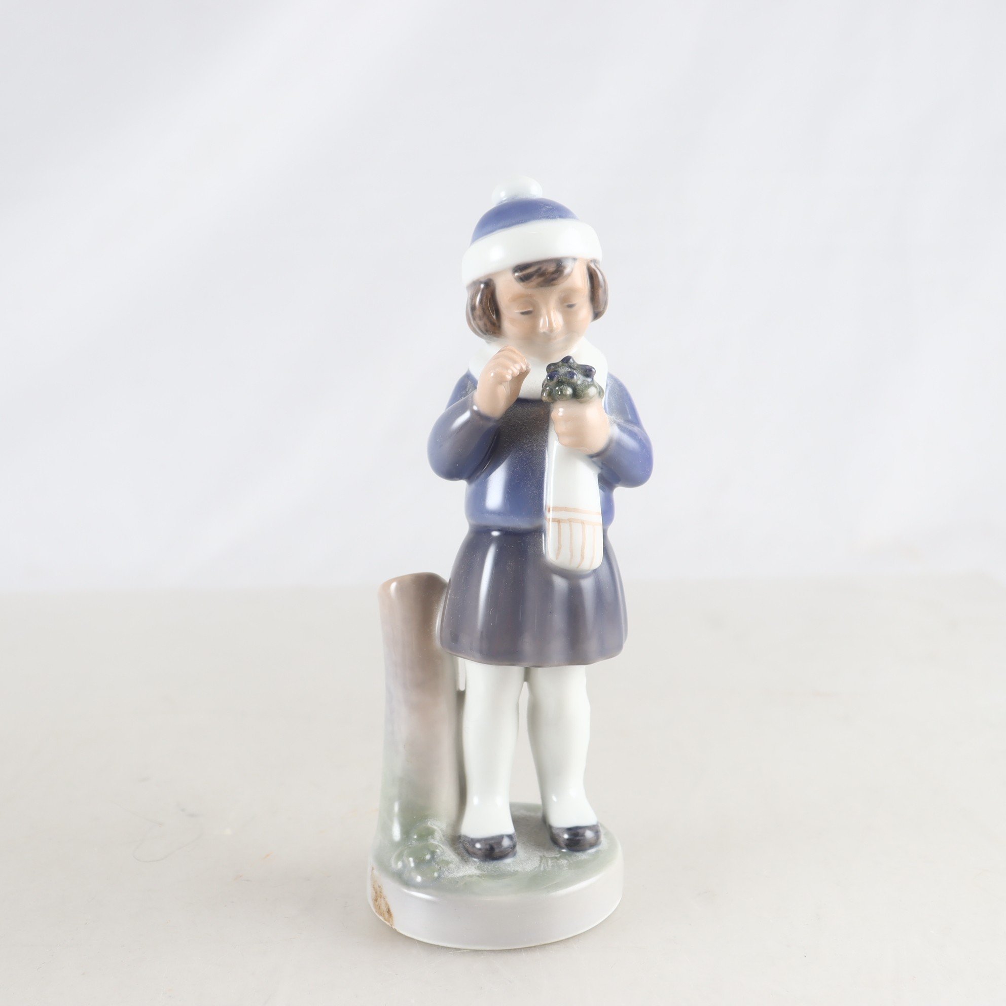 Figurin, flicka med blommor, Royal Copenhagen