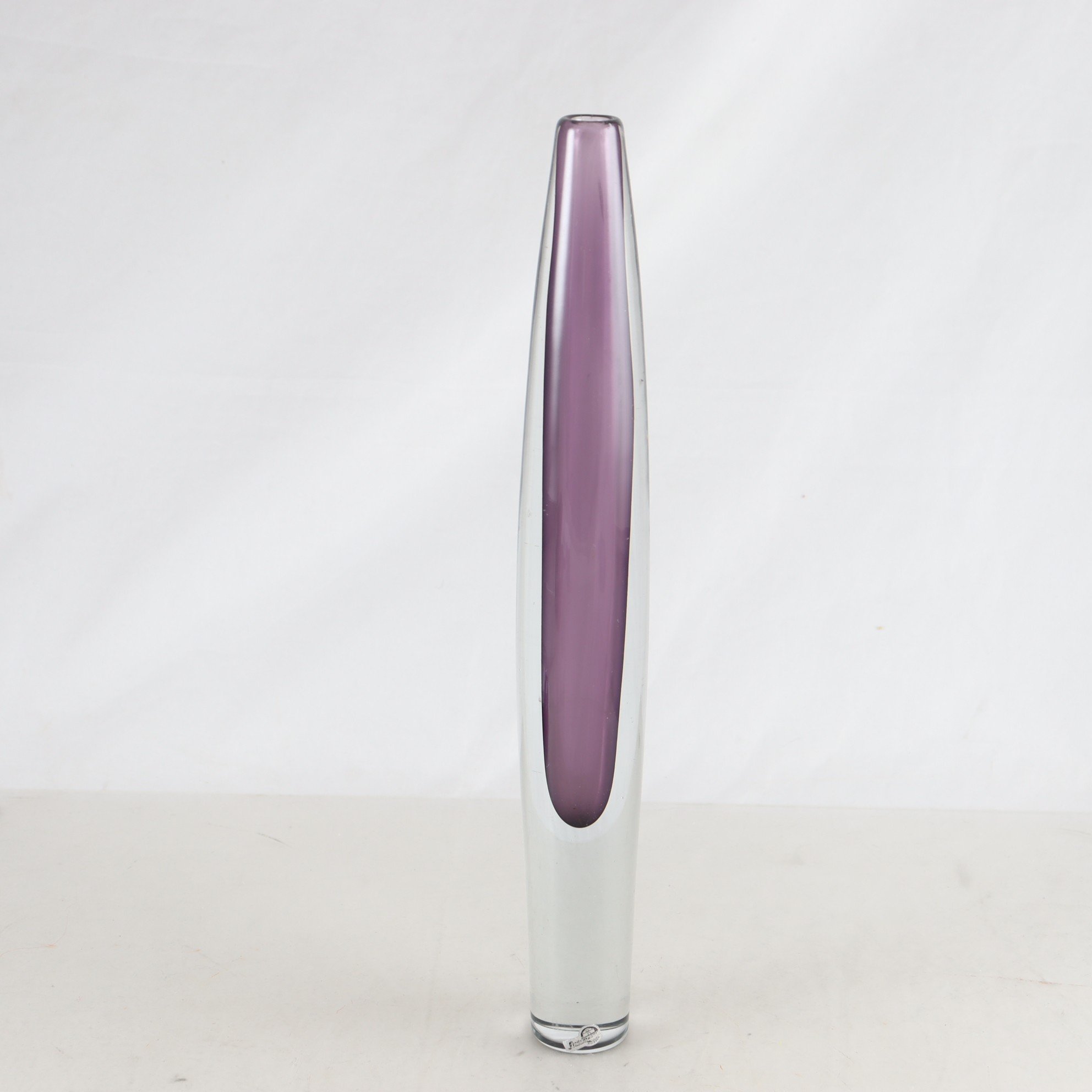 Vas, lila underfång, ”Sputnik”, Asta Strömberg. Samfraktas ej.