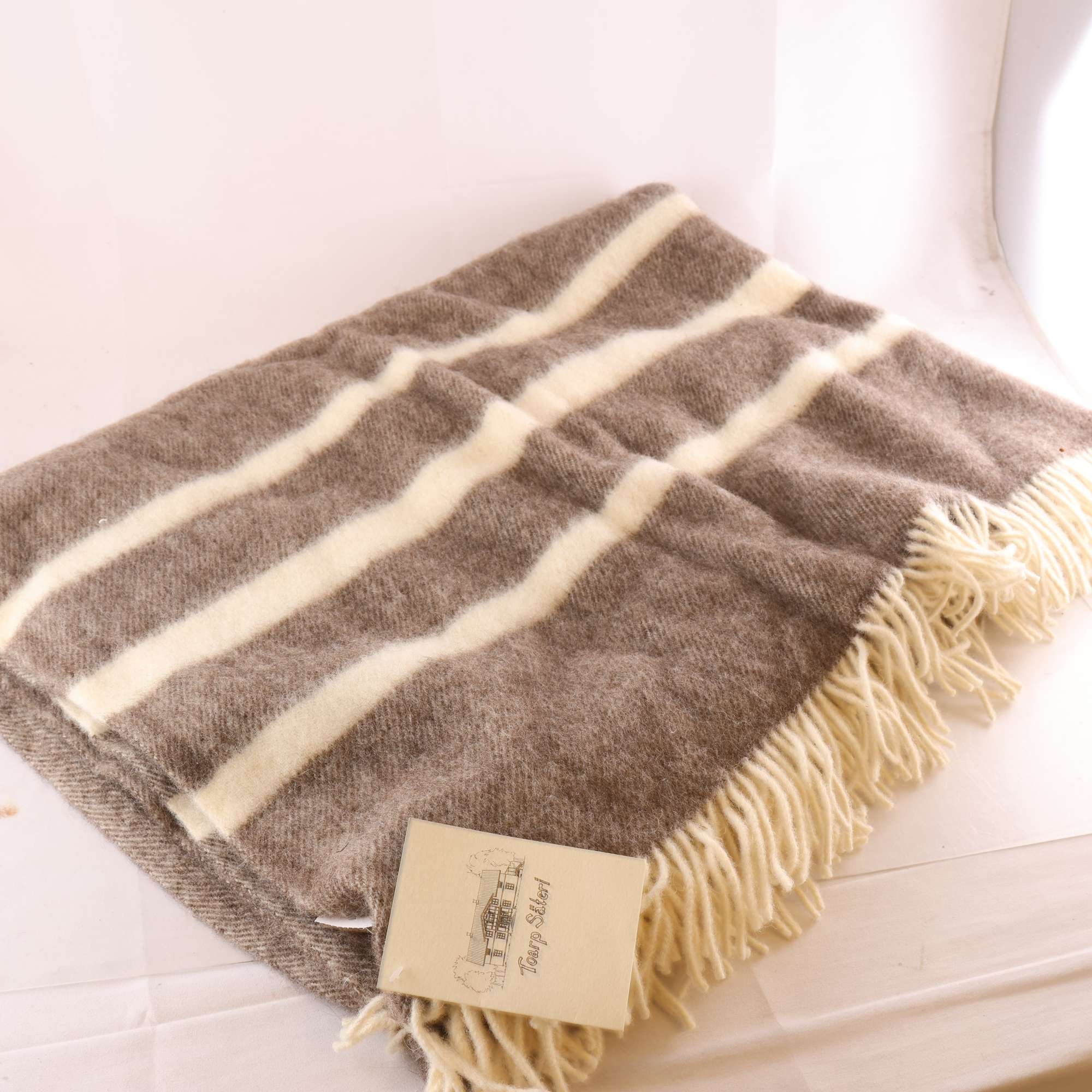 Pläd, Toarp Säteri, brun, vit, 100% ull, stl. Ca 140 x 220 cm.