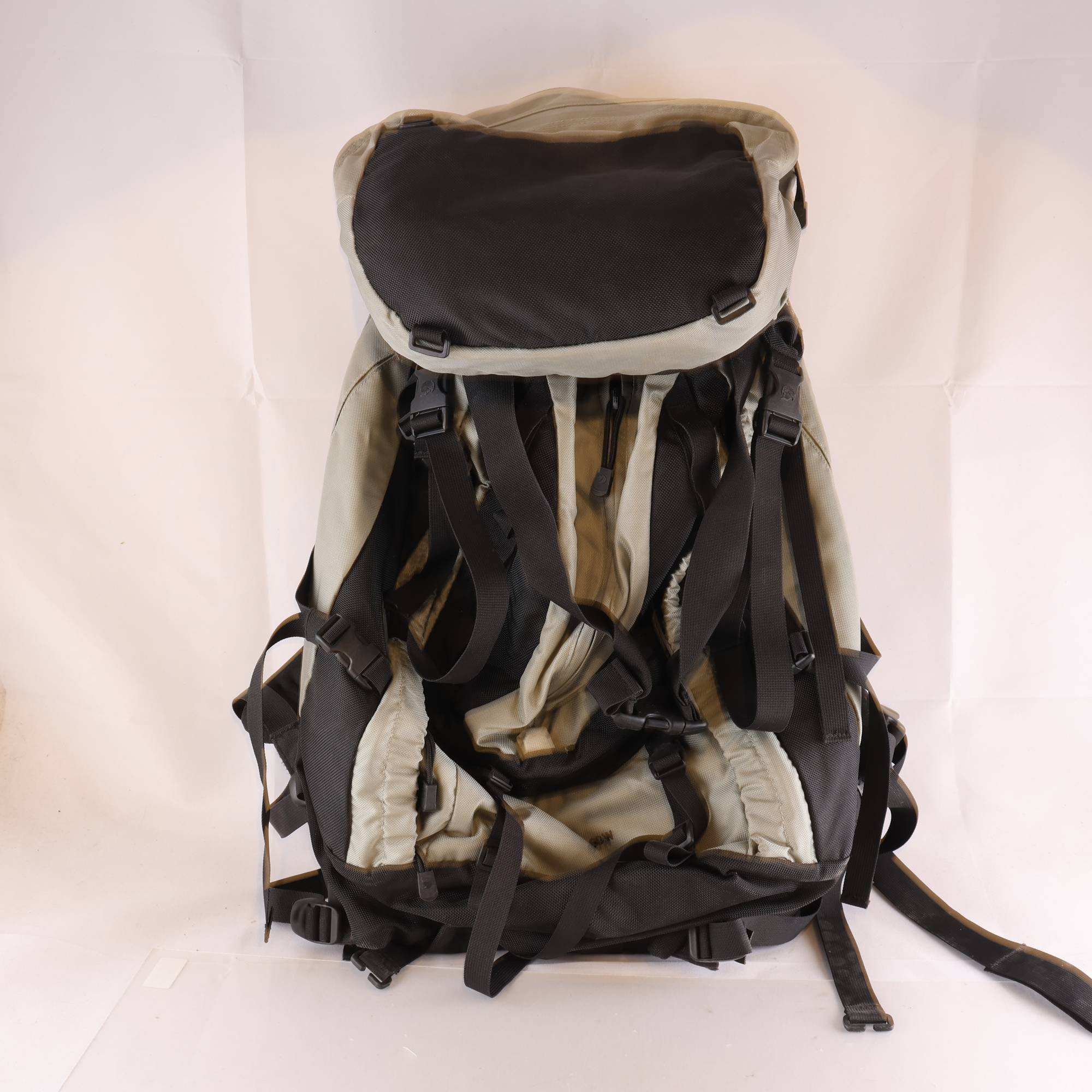 Vandringsryggsäck, Fjällräven Råstu 60W, grå, svart. Endast avhämtning.