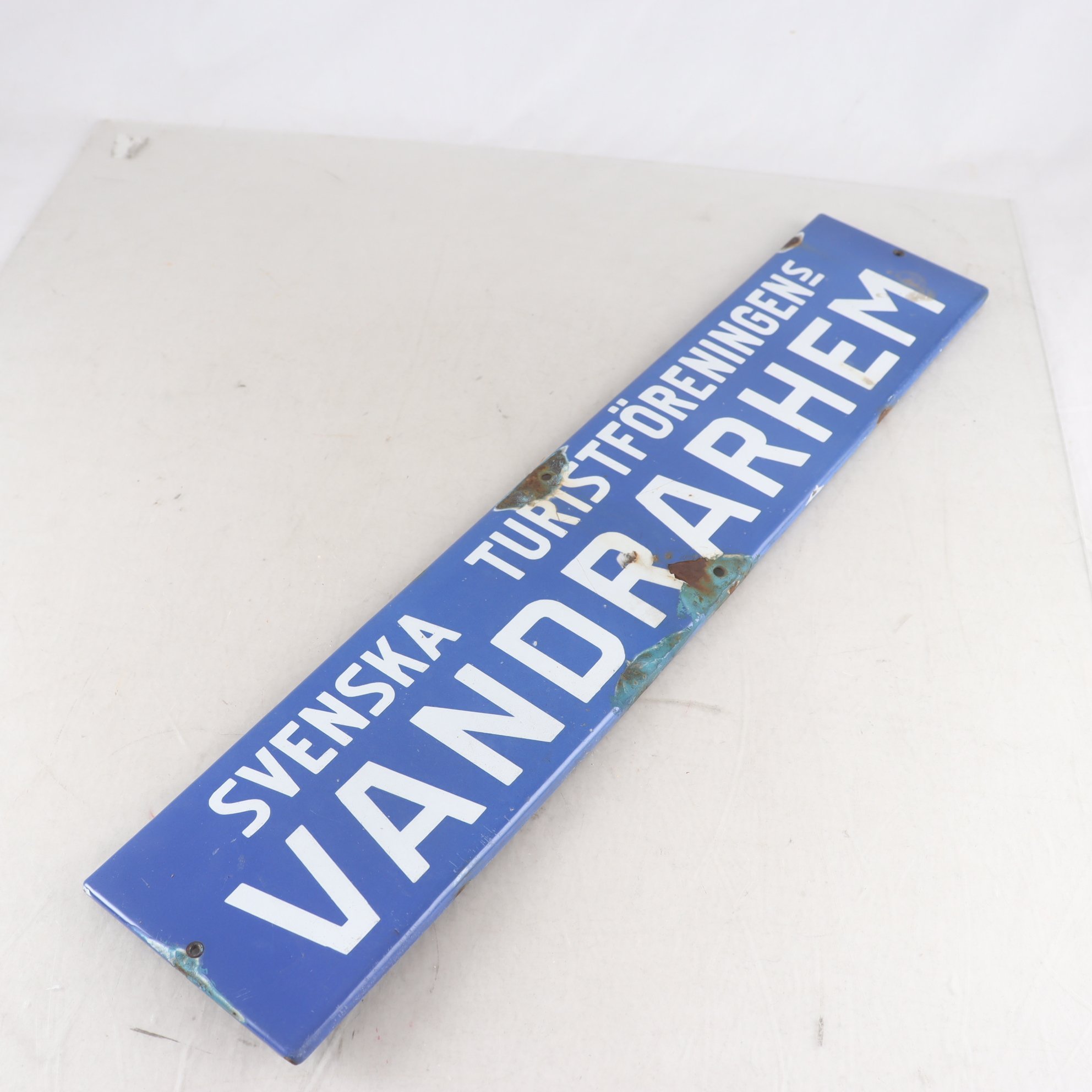 Emaljskylt, ”Svenska turistföreningens vandrarhem”. Samfraktas ej.