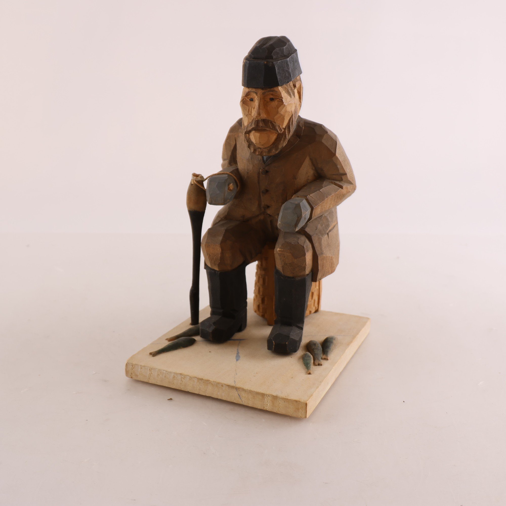 Träfigur, fiskargubbe, skuret trä, monogramsignerad