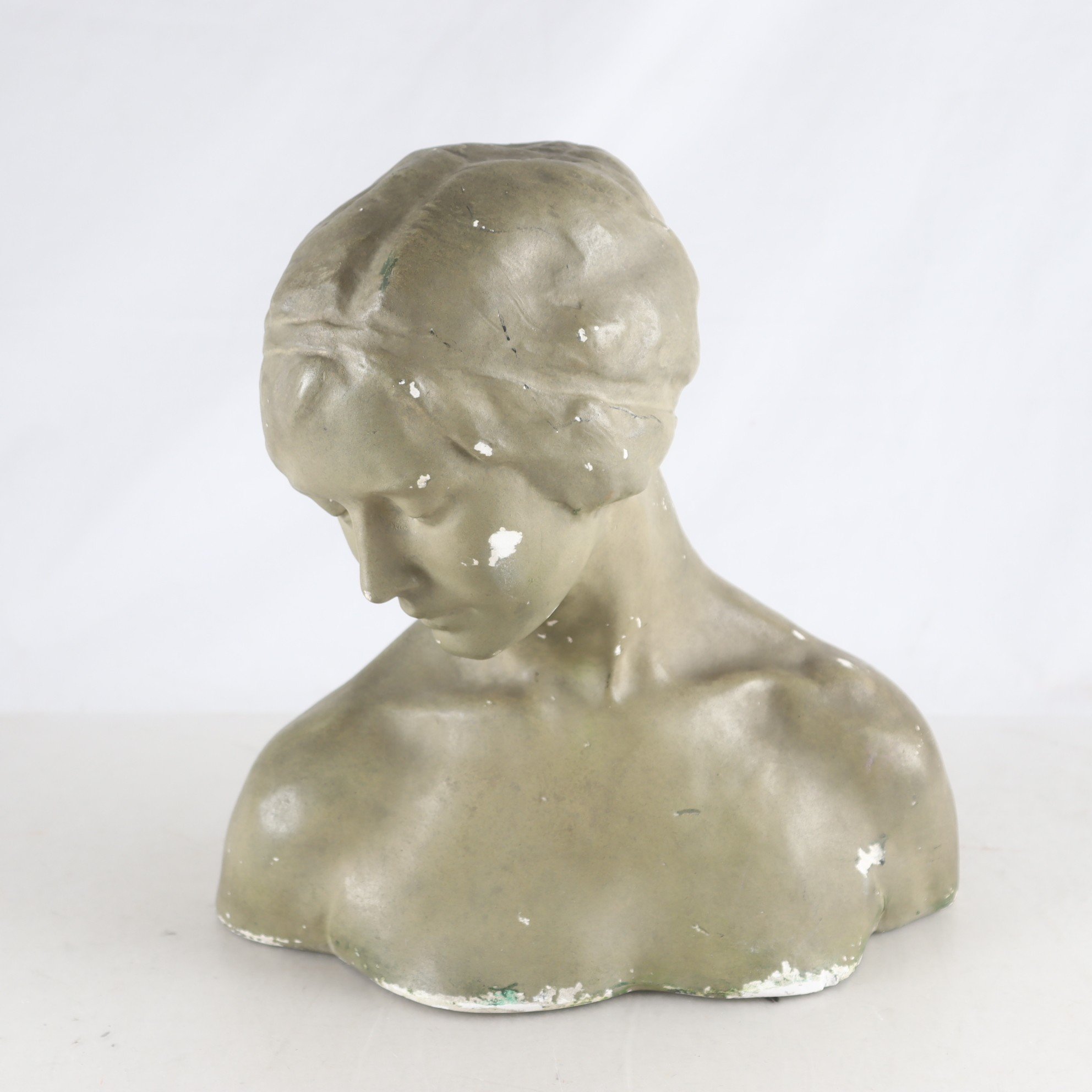 Skulptur, kvinnobyst. Gips. Endast avhämtning.