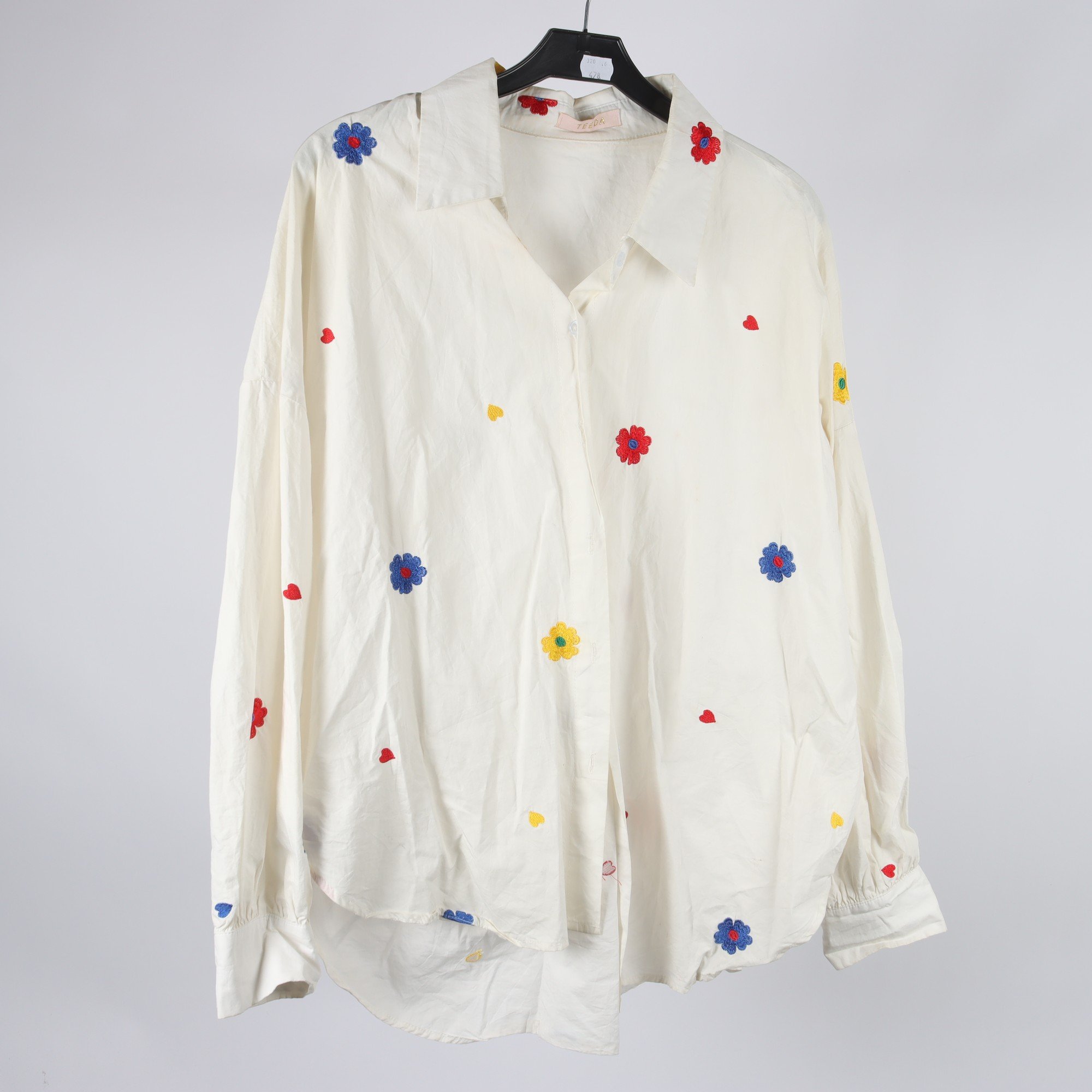 Blus, Teeda, vit, blommig, broderad, stl. ca. L.