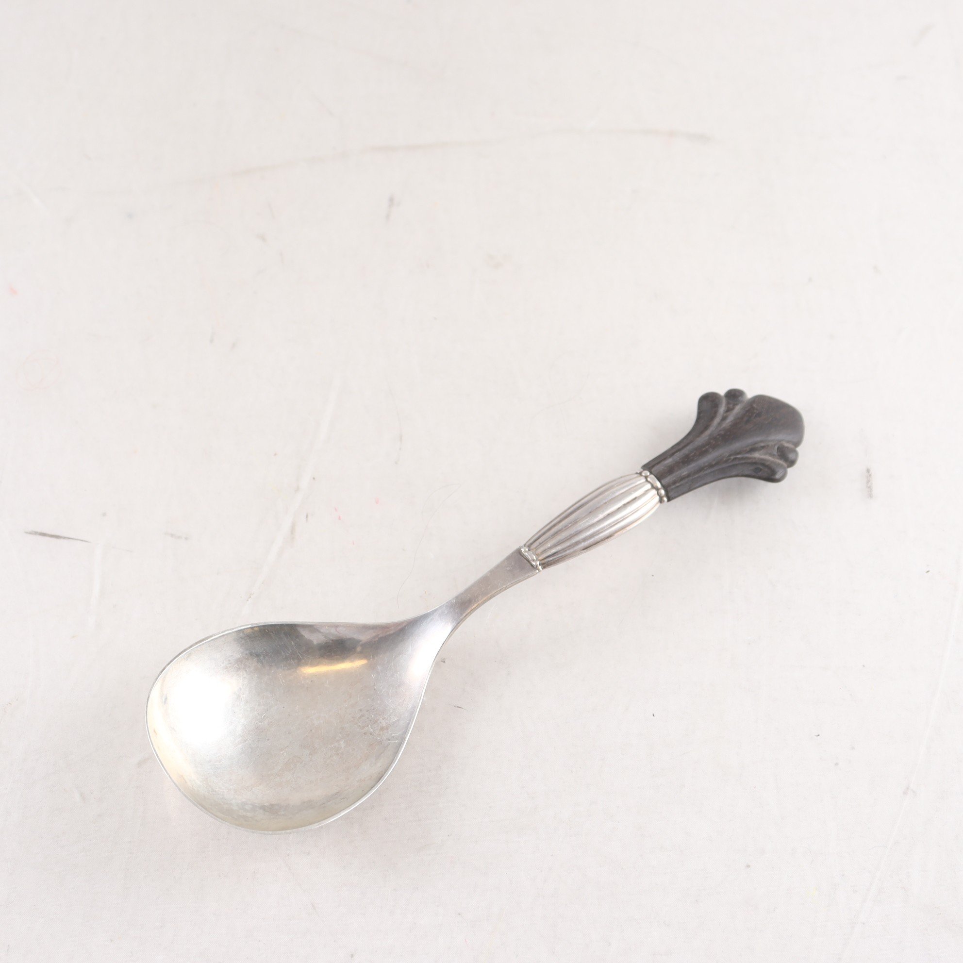 Serveringssked, svärtat skuret träskaft, silver, Carl M Cohr, 1936