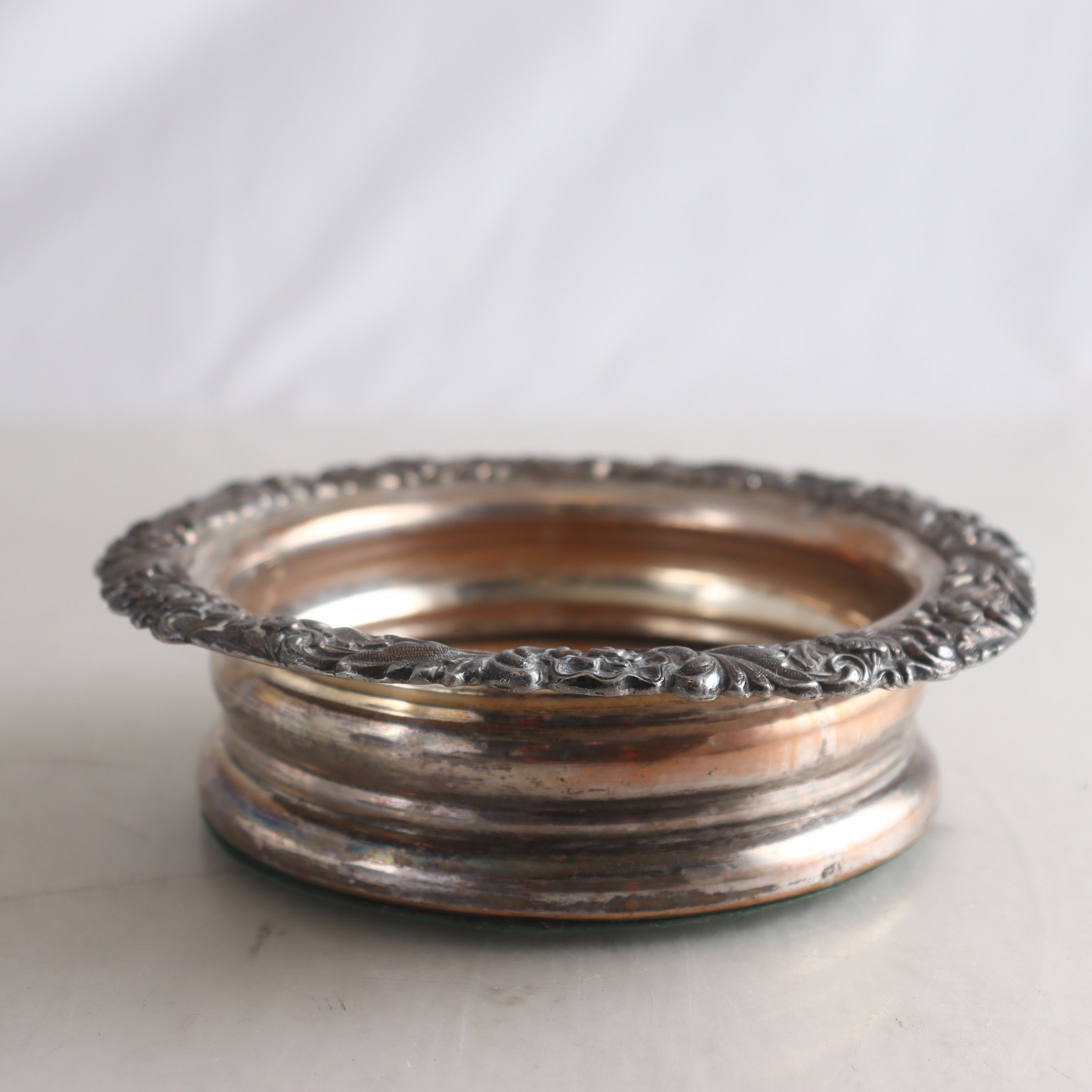 Coaster, nysilver, insats av trä, kant med blombård, England