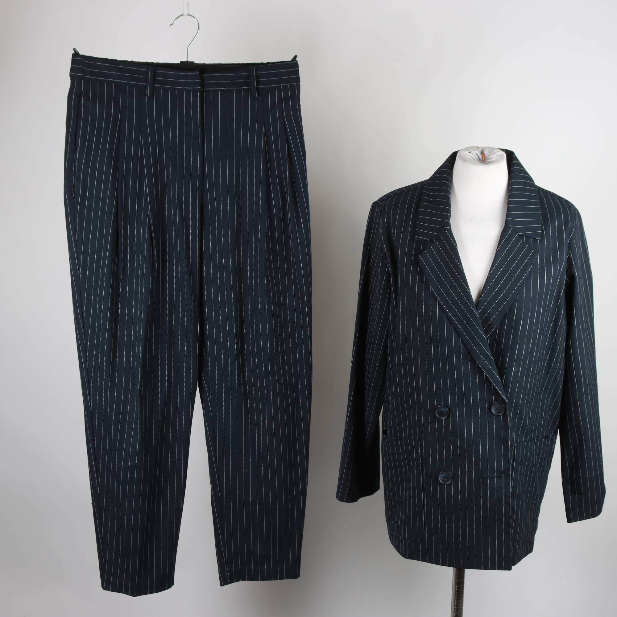 Kostym, Monki, blå, kritstrecksrandig, stl. kavaj S, byxor 38