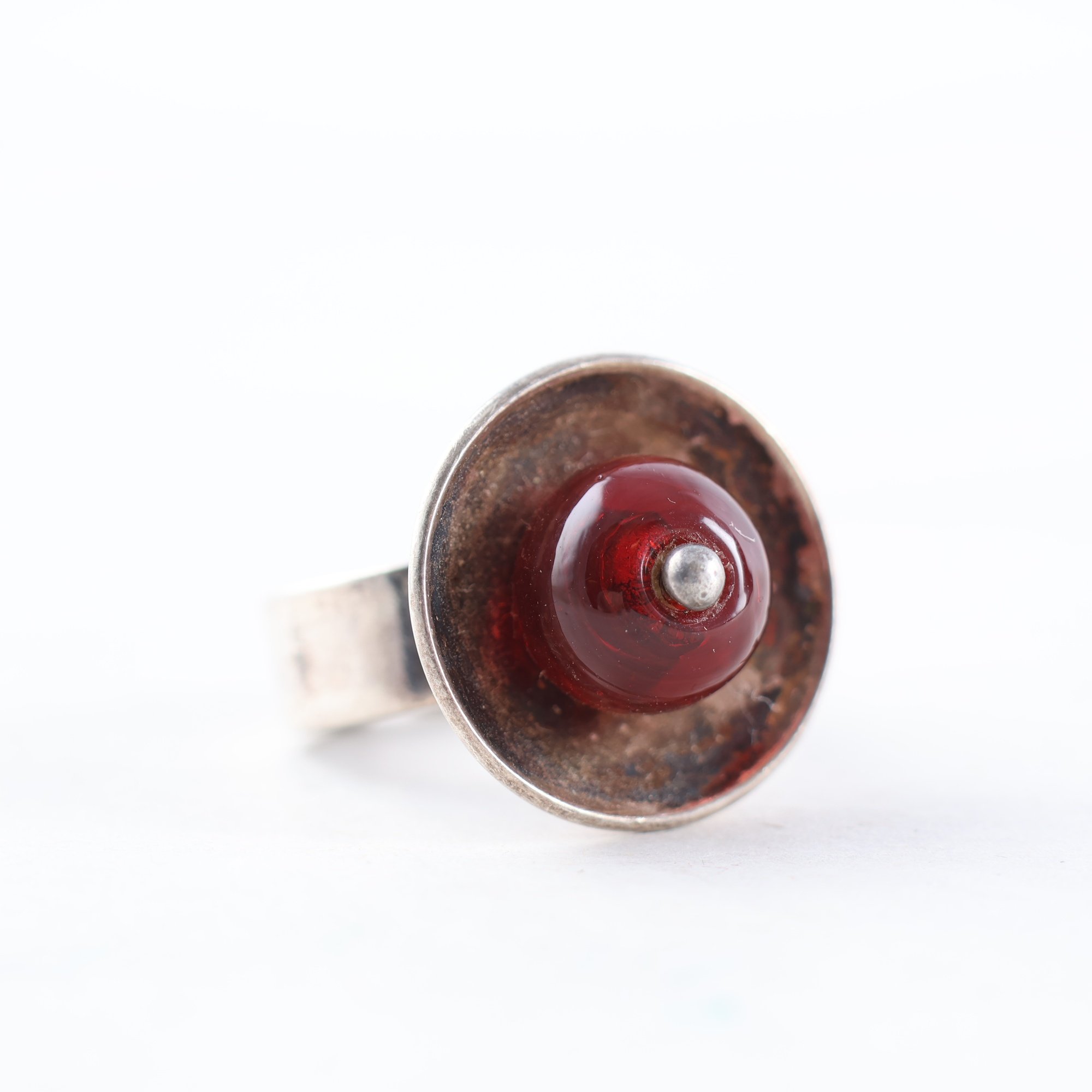 Ring, silver, rött glas, brv: 11.2g
