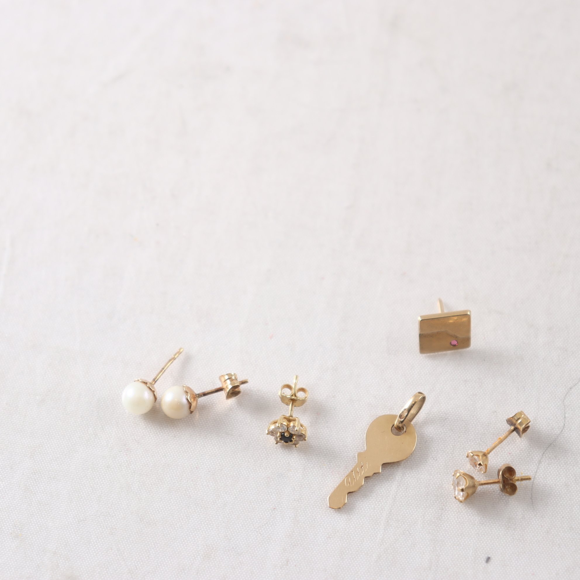 Guldskrot, 750/18k, pärlor och sten.