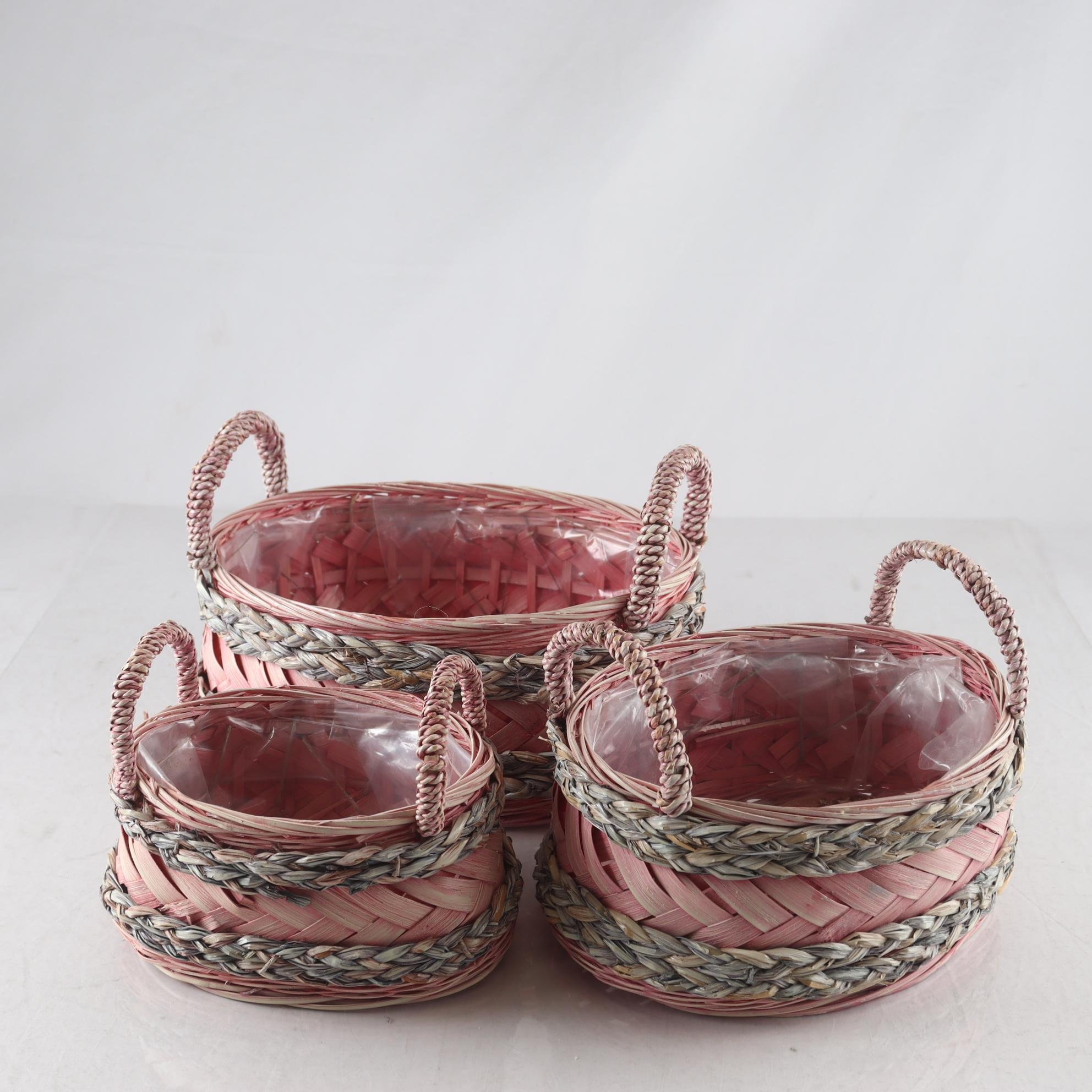 Korgar, bemålade, flätade. Samfraktas ej.