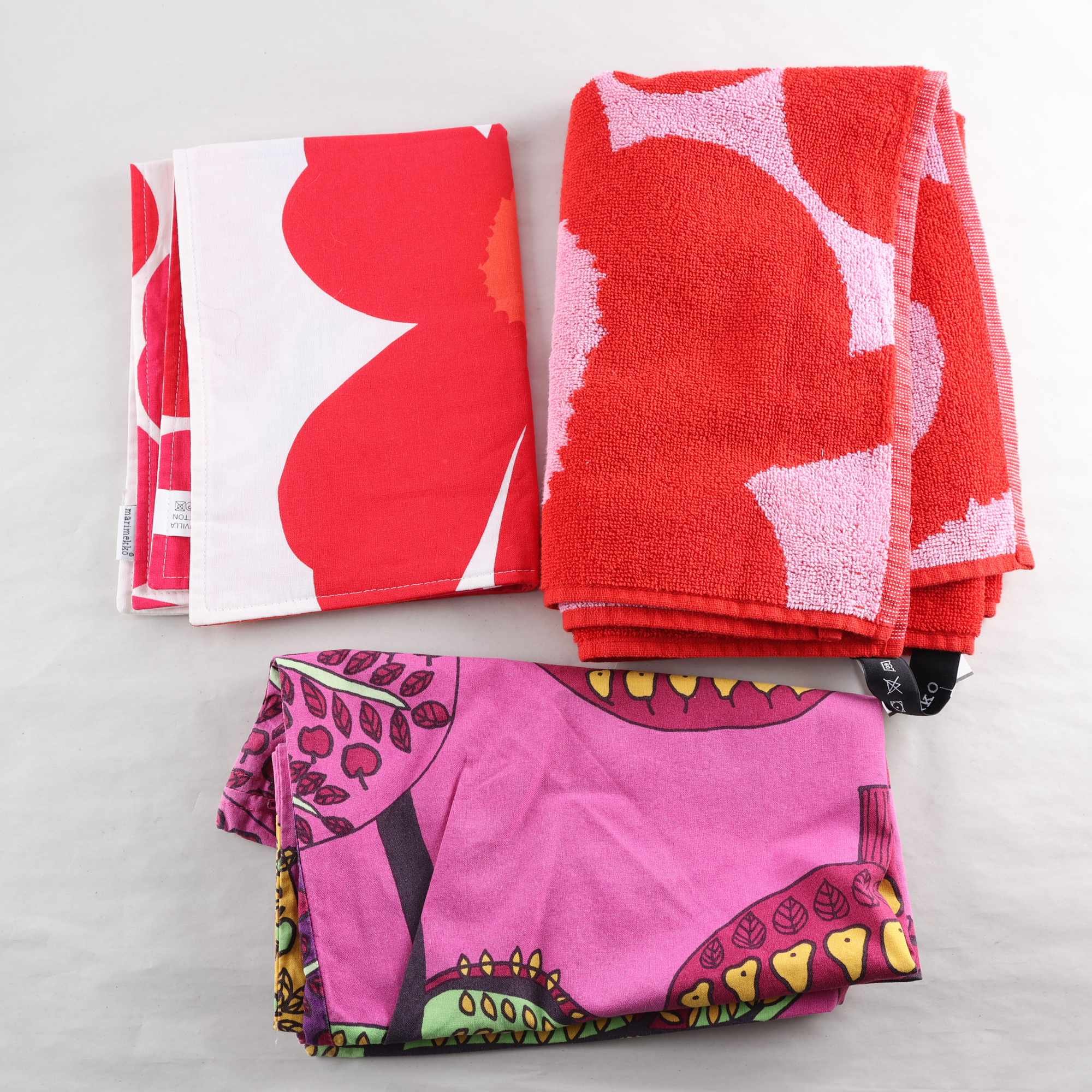 Handduk, duk, kuddfodral m.m, Marimekko, röd, rosa.