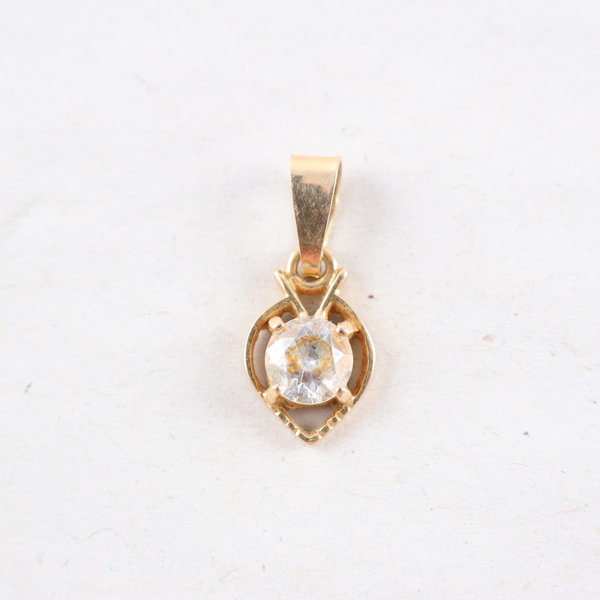 Hänge, guld 18k, vit sten, brv: 0.9g