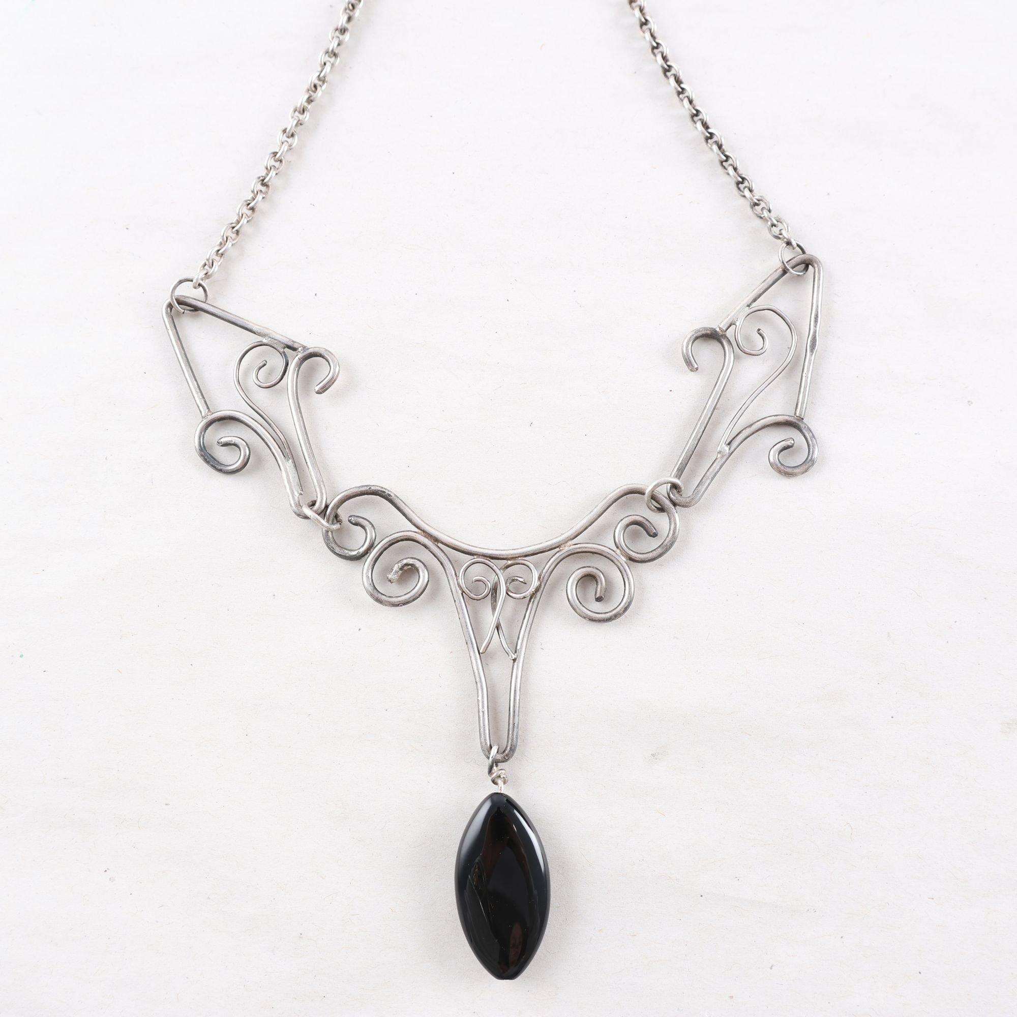 Halsband, silver, svart sten, brv: 20.2g