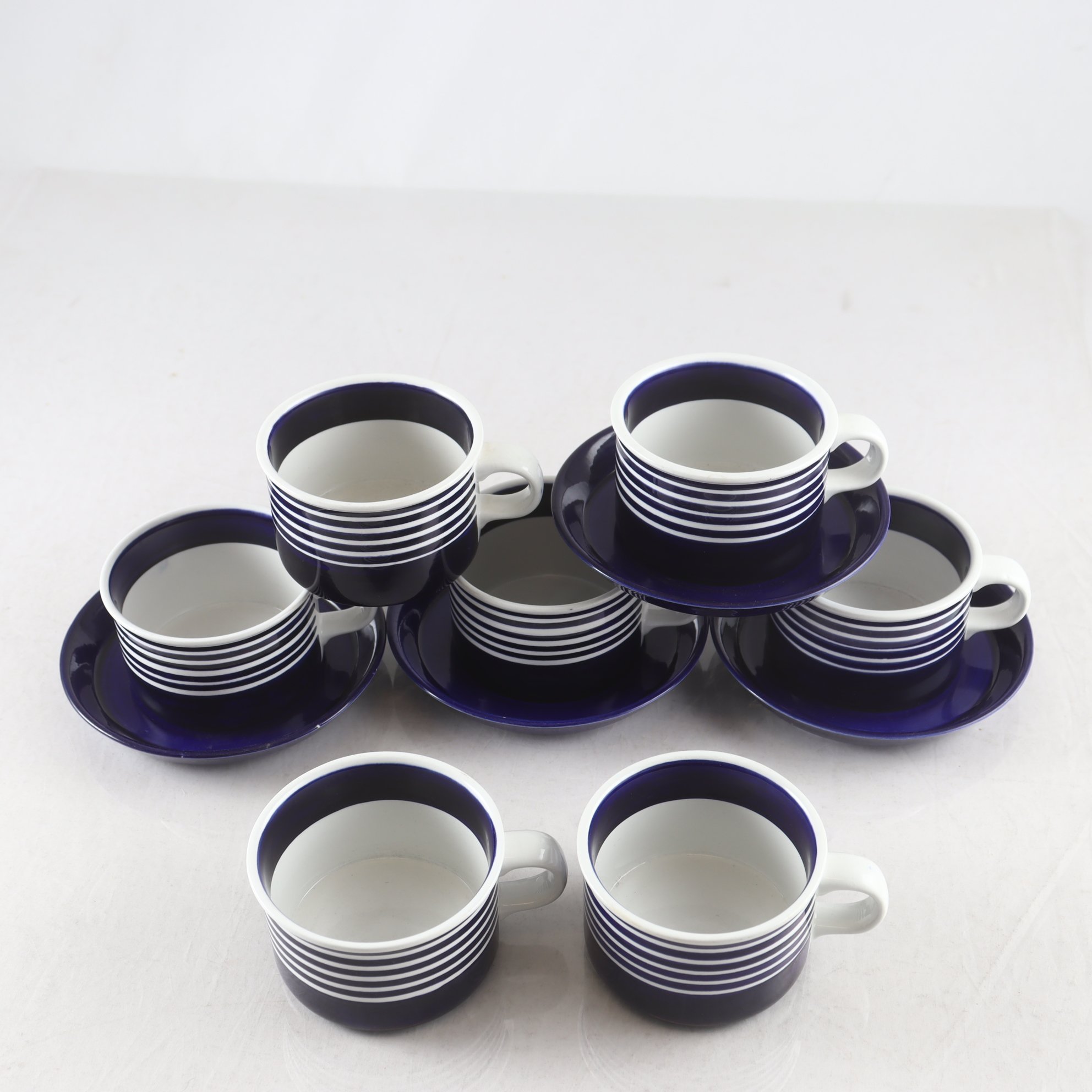 Tekoppar på fat, ”Kobolt”, Karin Björqvist, Gustavsberg. Samfraktas ej.