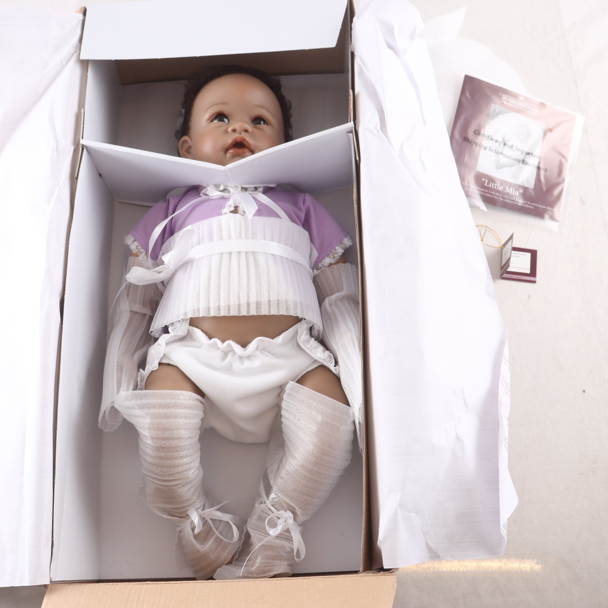 Docka, The ashton, drake galleries, little mia, i org kartong. Samfraktas ej