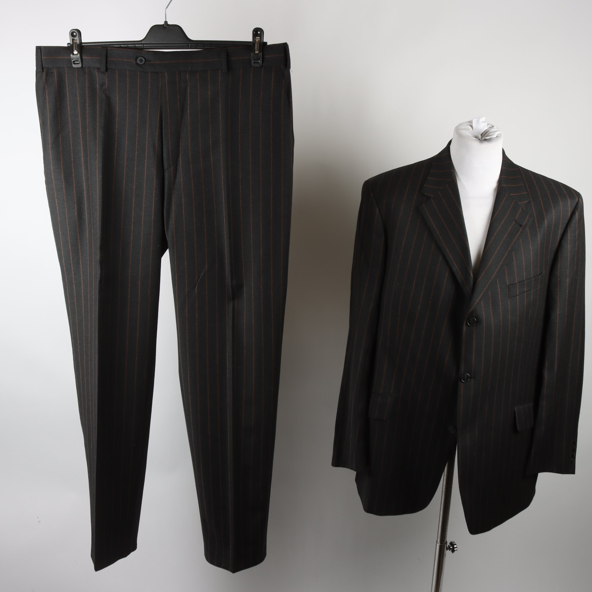 Kostym, Barutti, svart, brun, randig, ull, stl. 56.