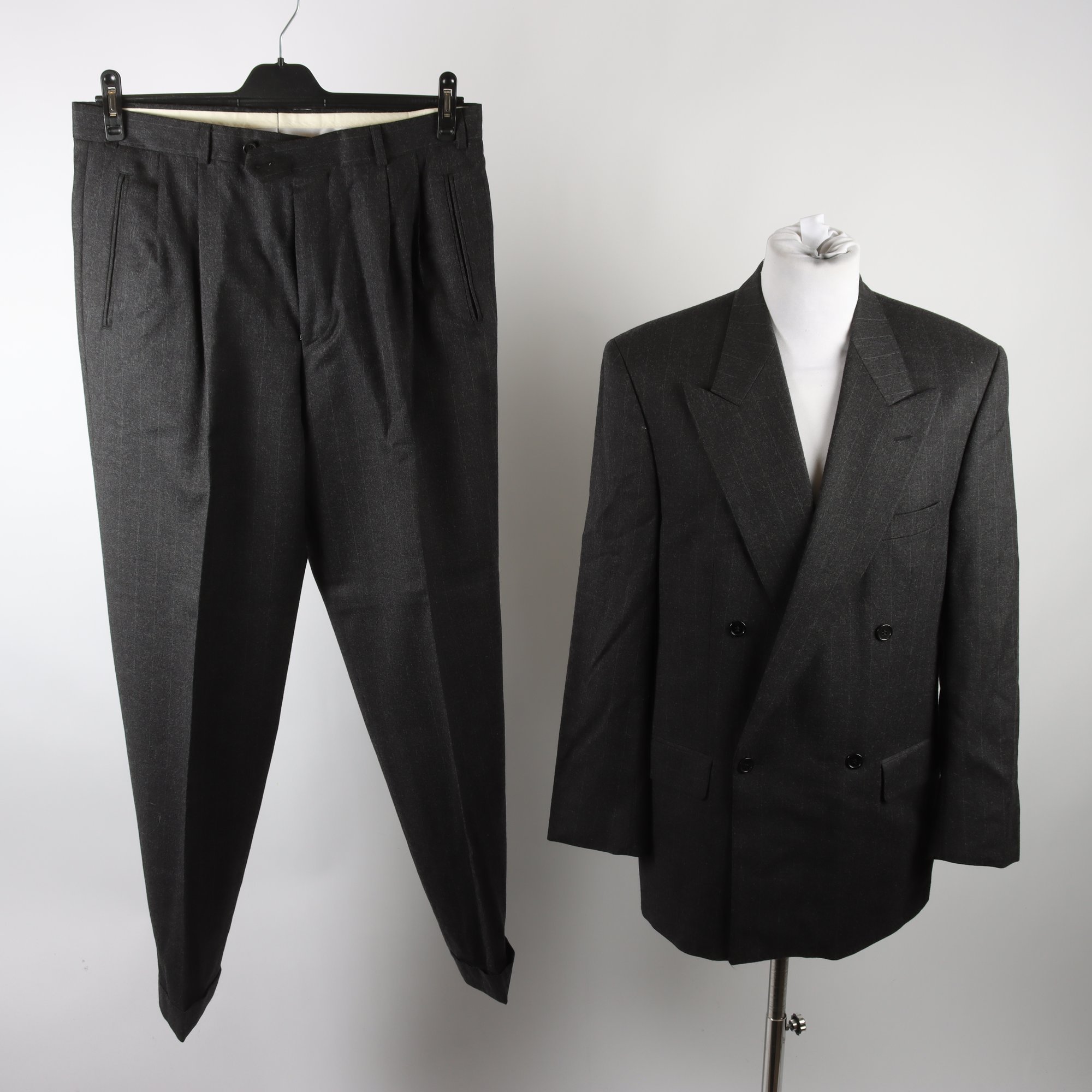 Kostym, Valentino, grå, randig, ull, stl. 50.