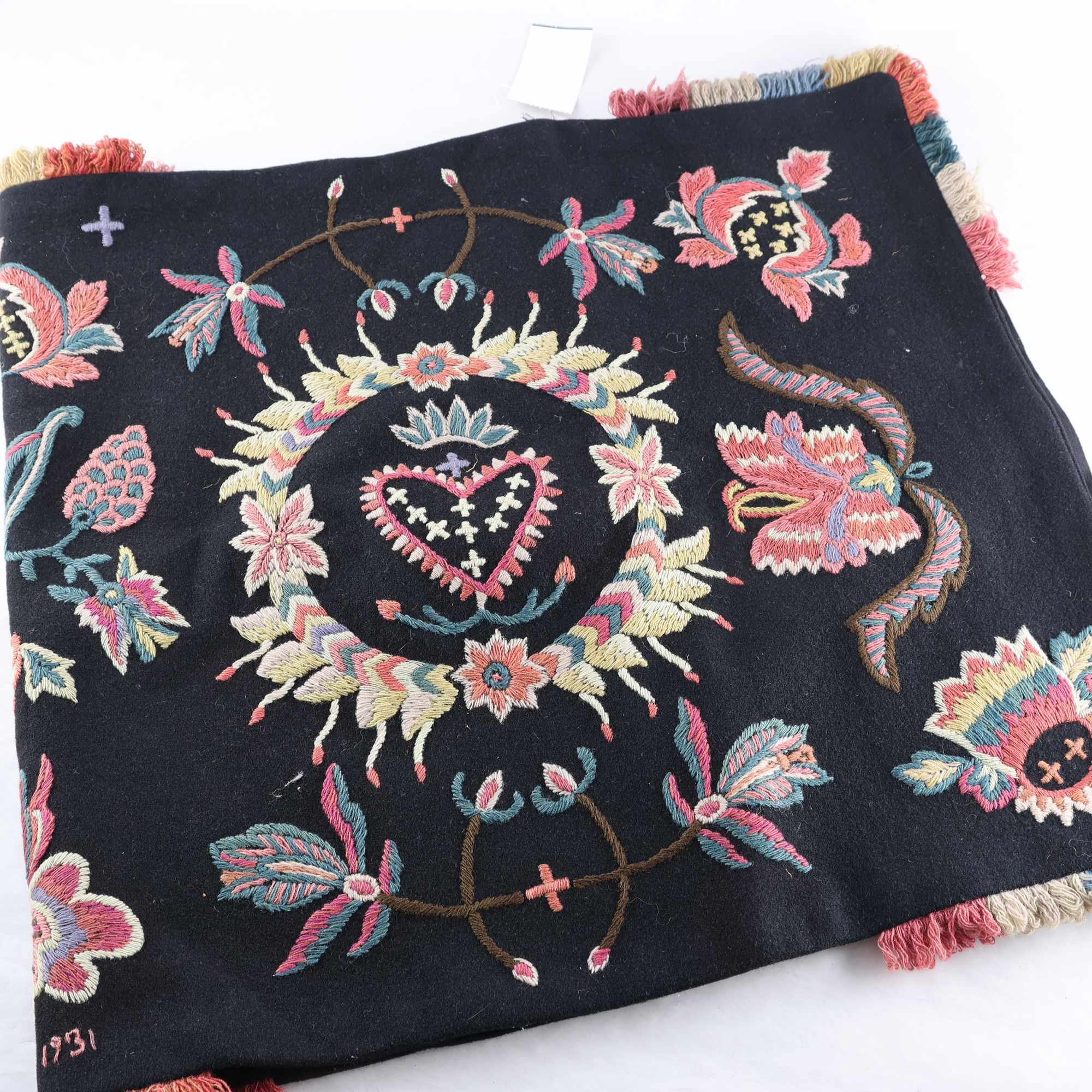 Väggbonad, yllebroderi