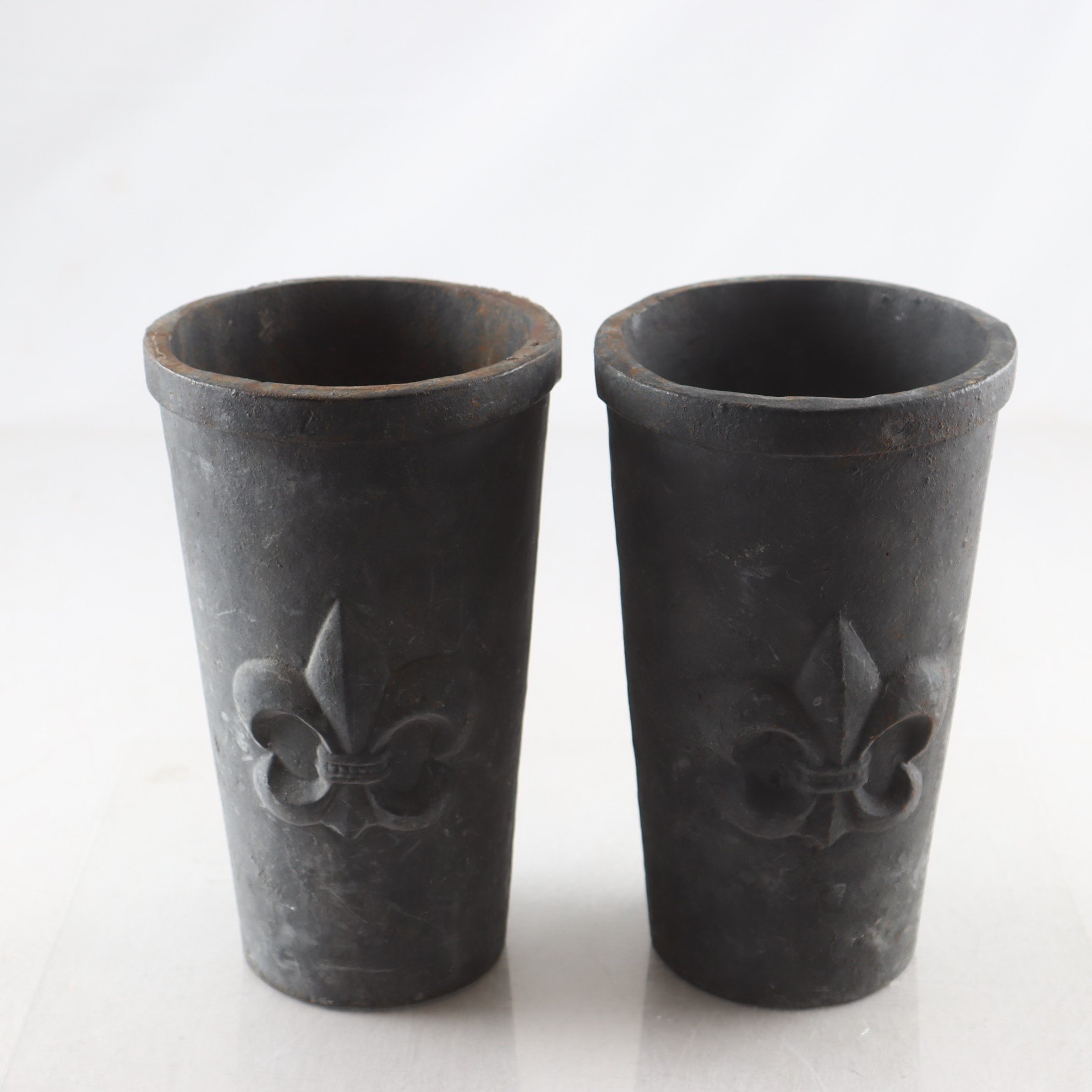 Gjutjärnskrukor, fransk lilja, 2 st. Samfraktas ej.