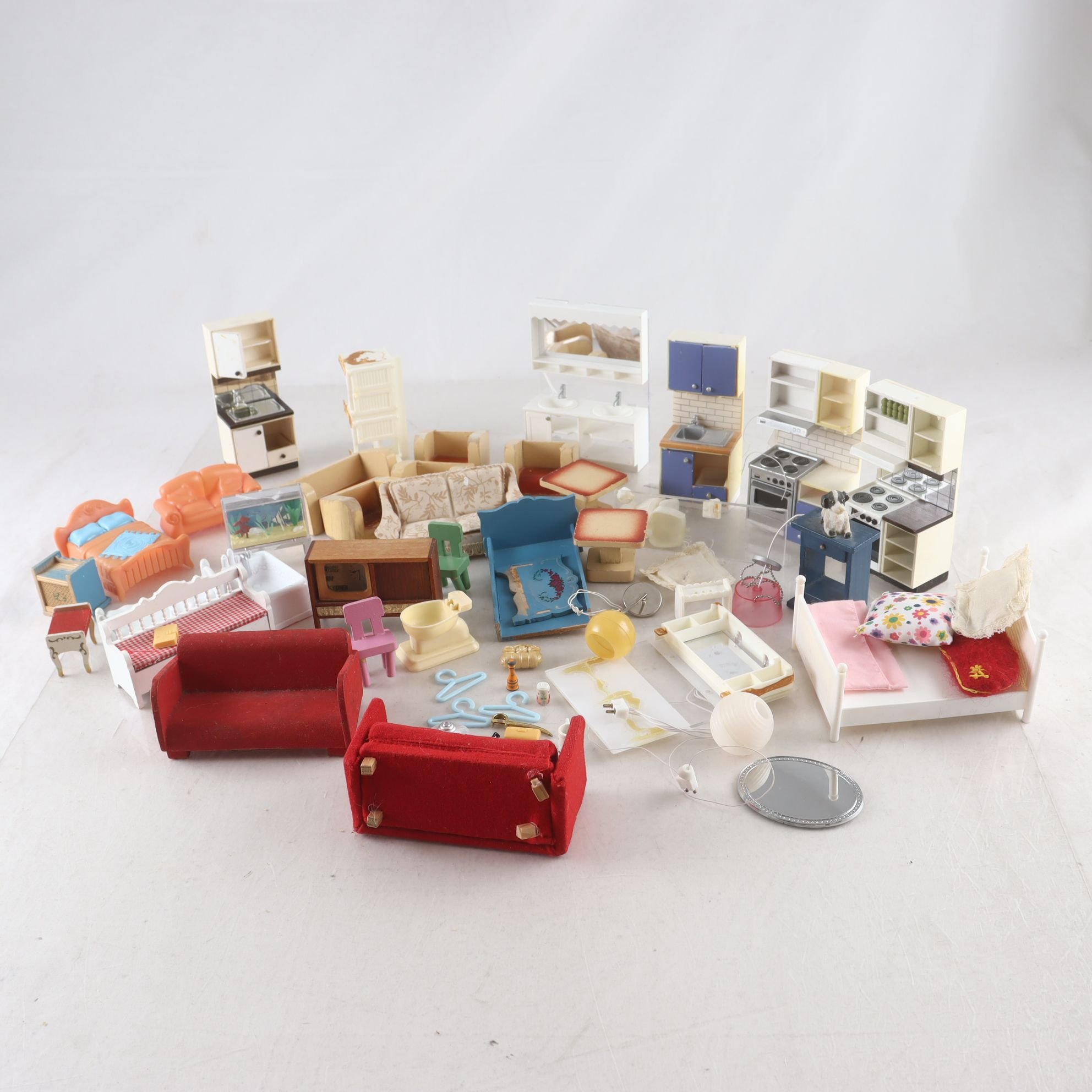 Dockskåpsmöbler, Lundby mfl, blandat. Endast avhämtning