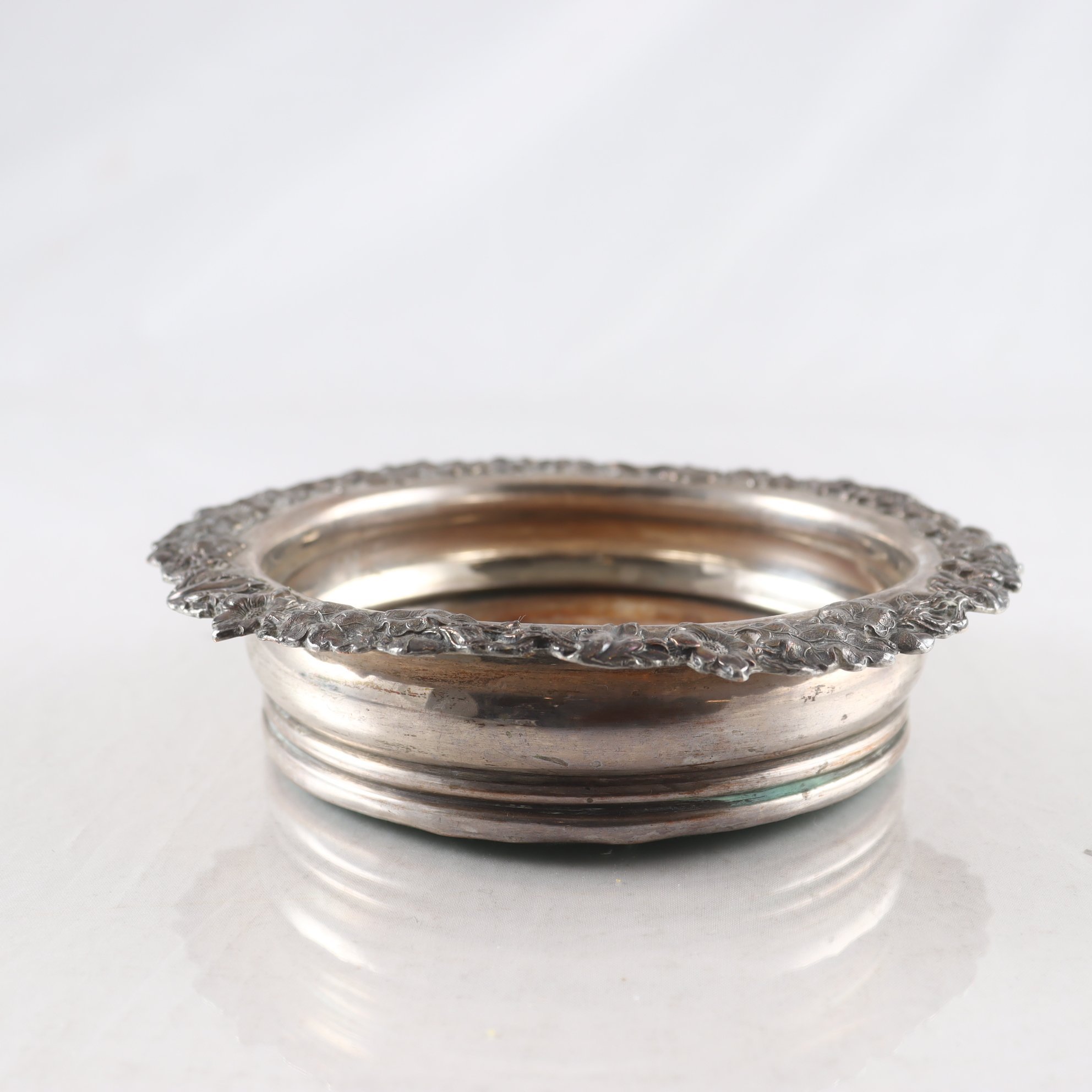 Flaskcoaster, nysilver, ostämplad, invändigt i trä, jugend, (1890-1920)