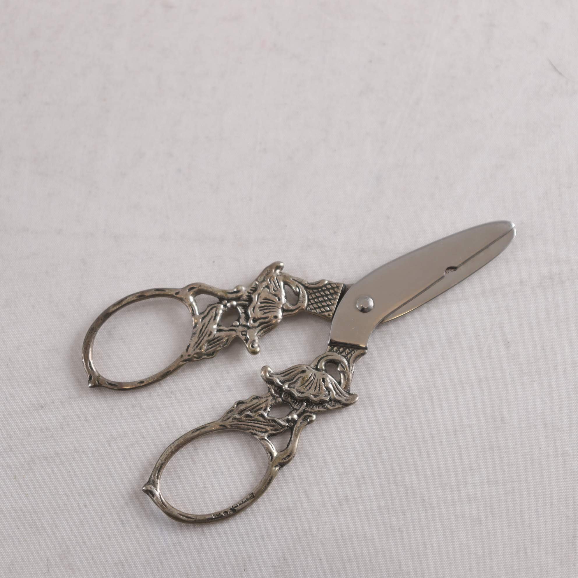 Druvsax, skaft i silver, blad i rostfritt stål, GEWE, Malmö, 1966