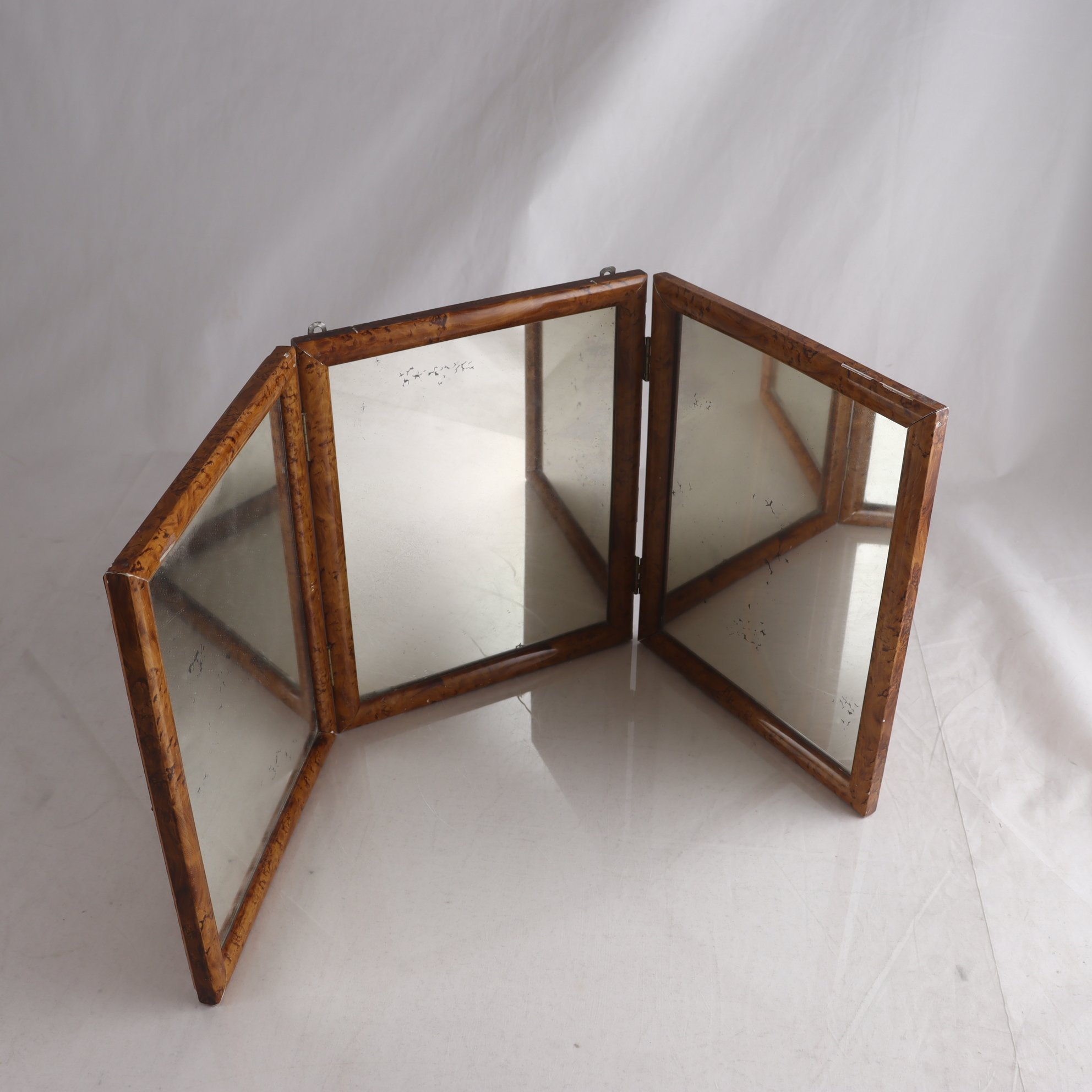 Spegel, Triptyk, ram i masurbjörk, ca 1920-tal. Endast avhämtning.