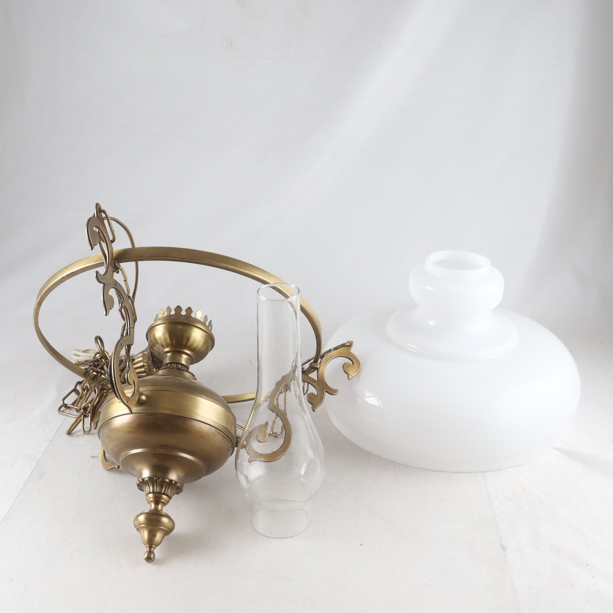 Taklampa, mässing, glas. Endast avhämtning.