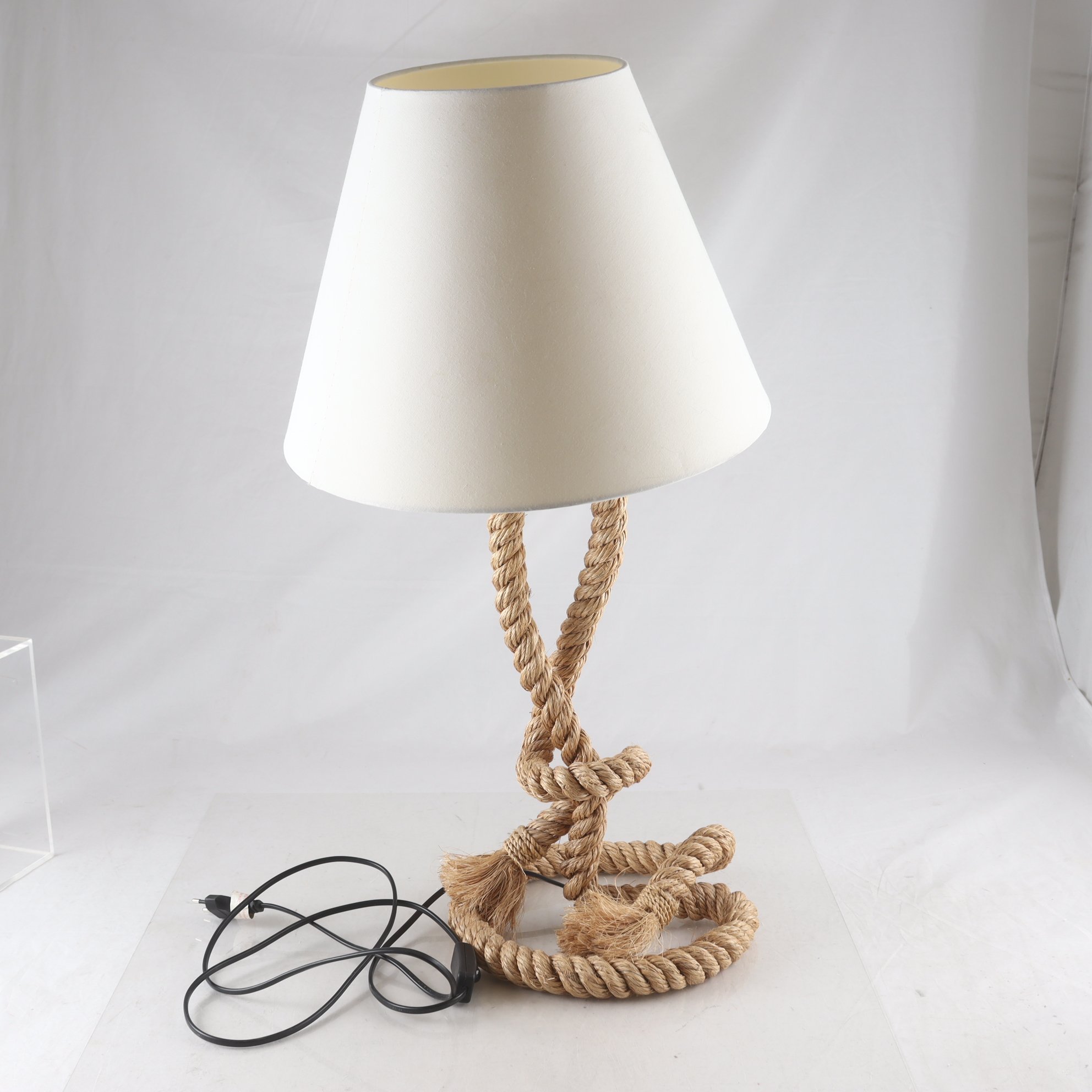 Lampa. Endast avhämtning.