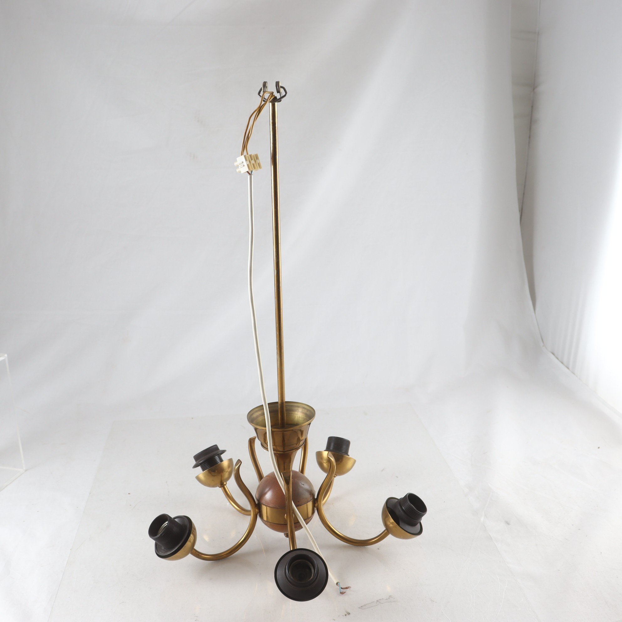 Ljuskrona, mässing, trä. Defekt. Repobjekt. Endast avhämtning.