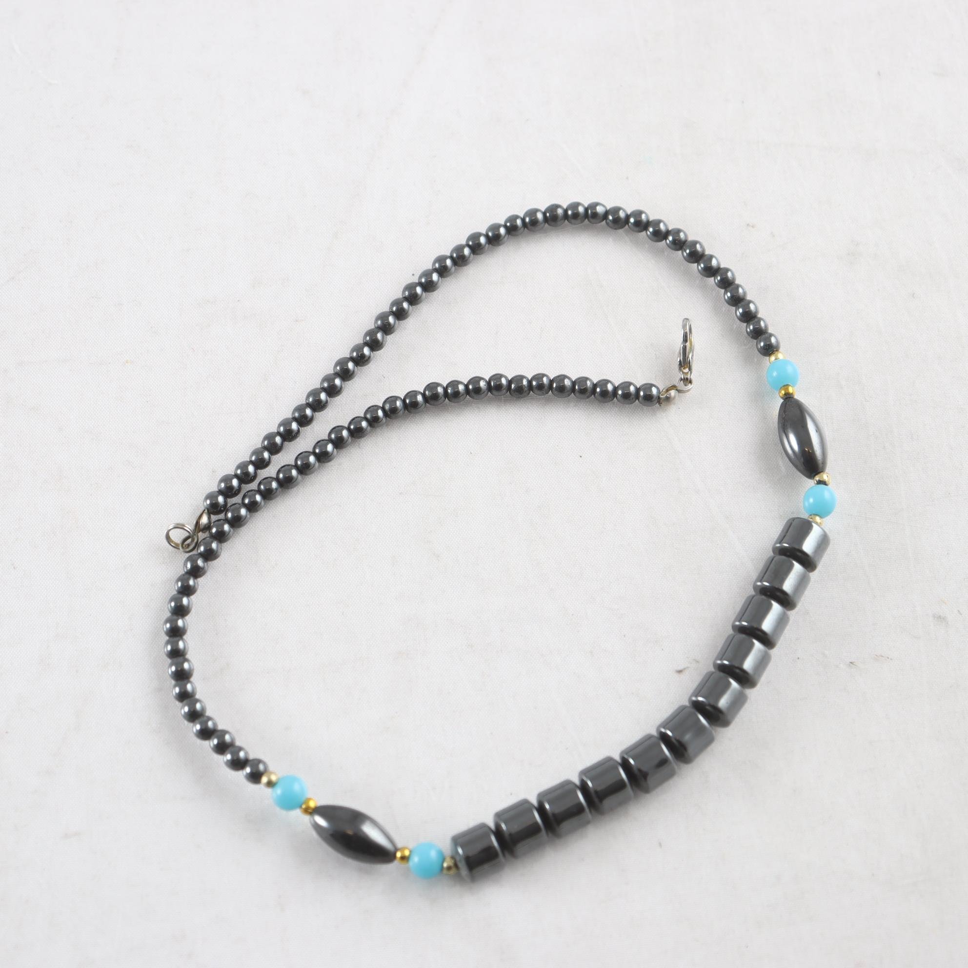 Halsband, Hematit, plastdetaljer