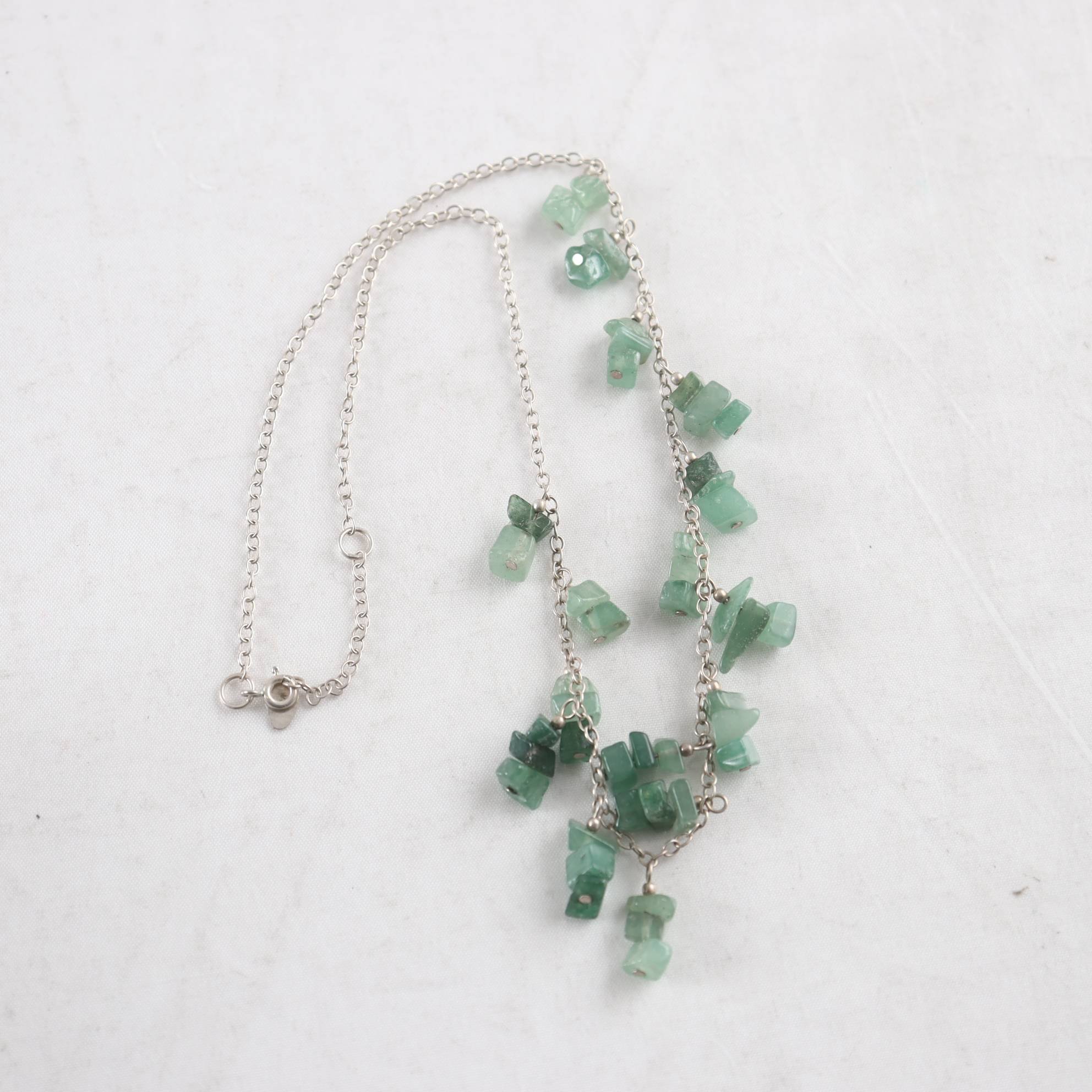 Halsband, silver, gröna stenar, brv: 14,8 g