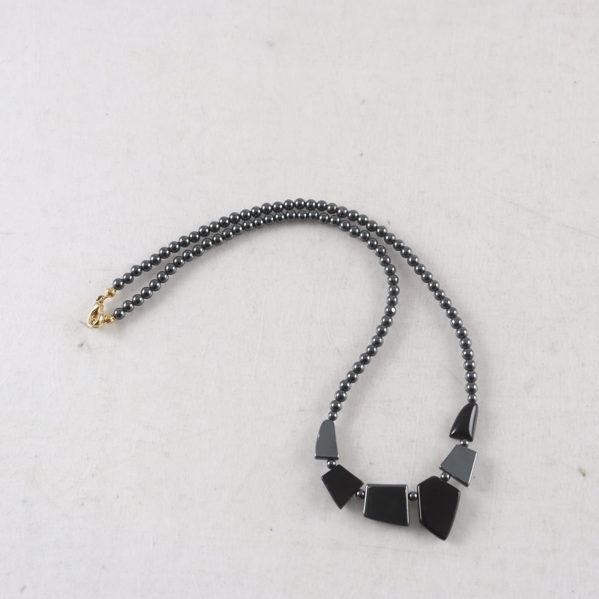 Halsband, hematitpärlor, detaljer