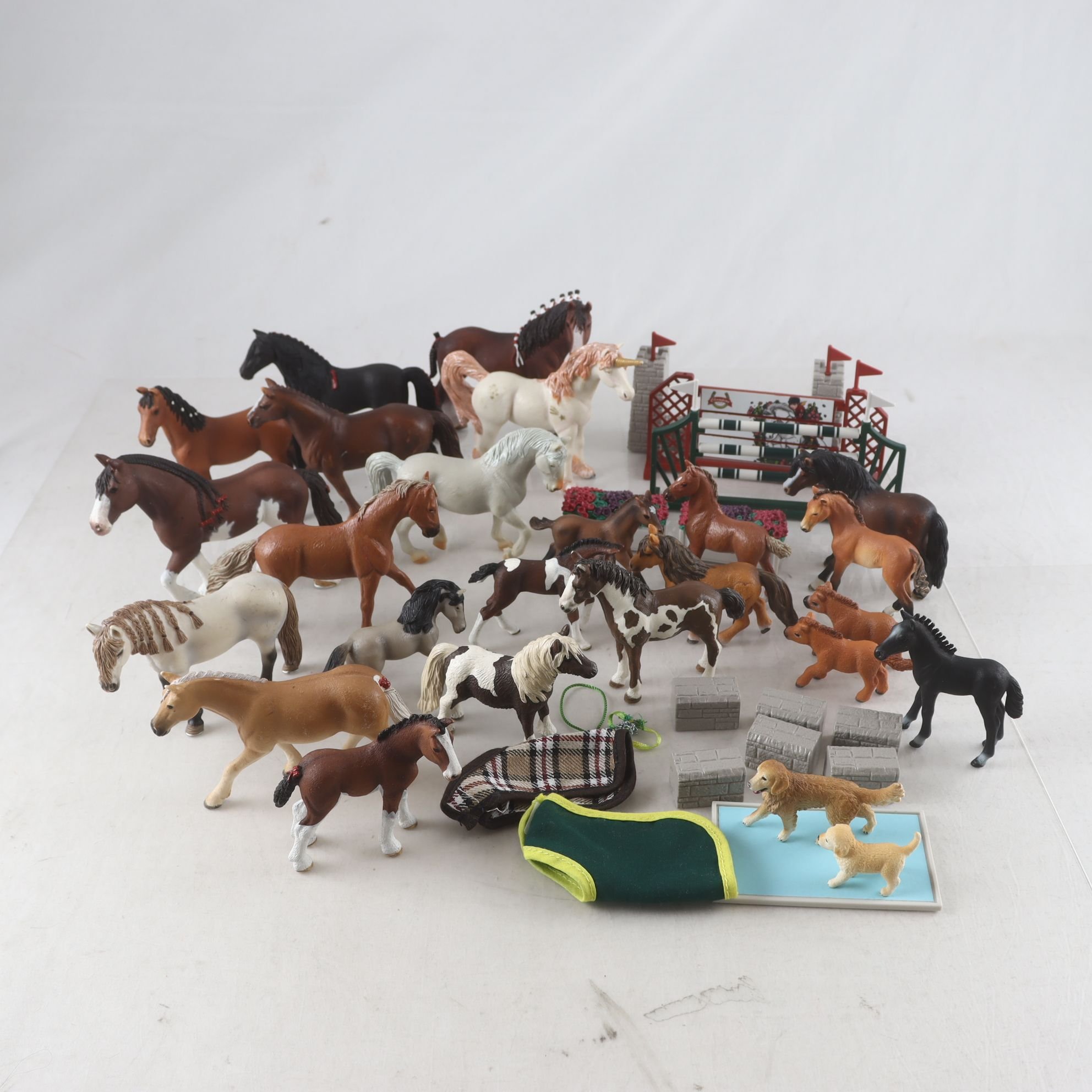 Hästar, Schleich, blandat, med tillbehör.