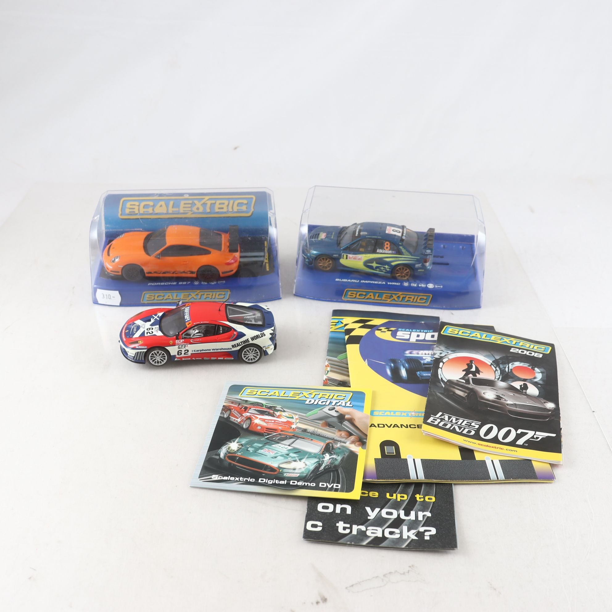 Bilar, Scalextric, 3st, med tillbehör.